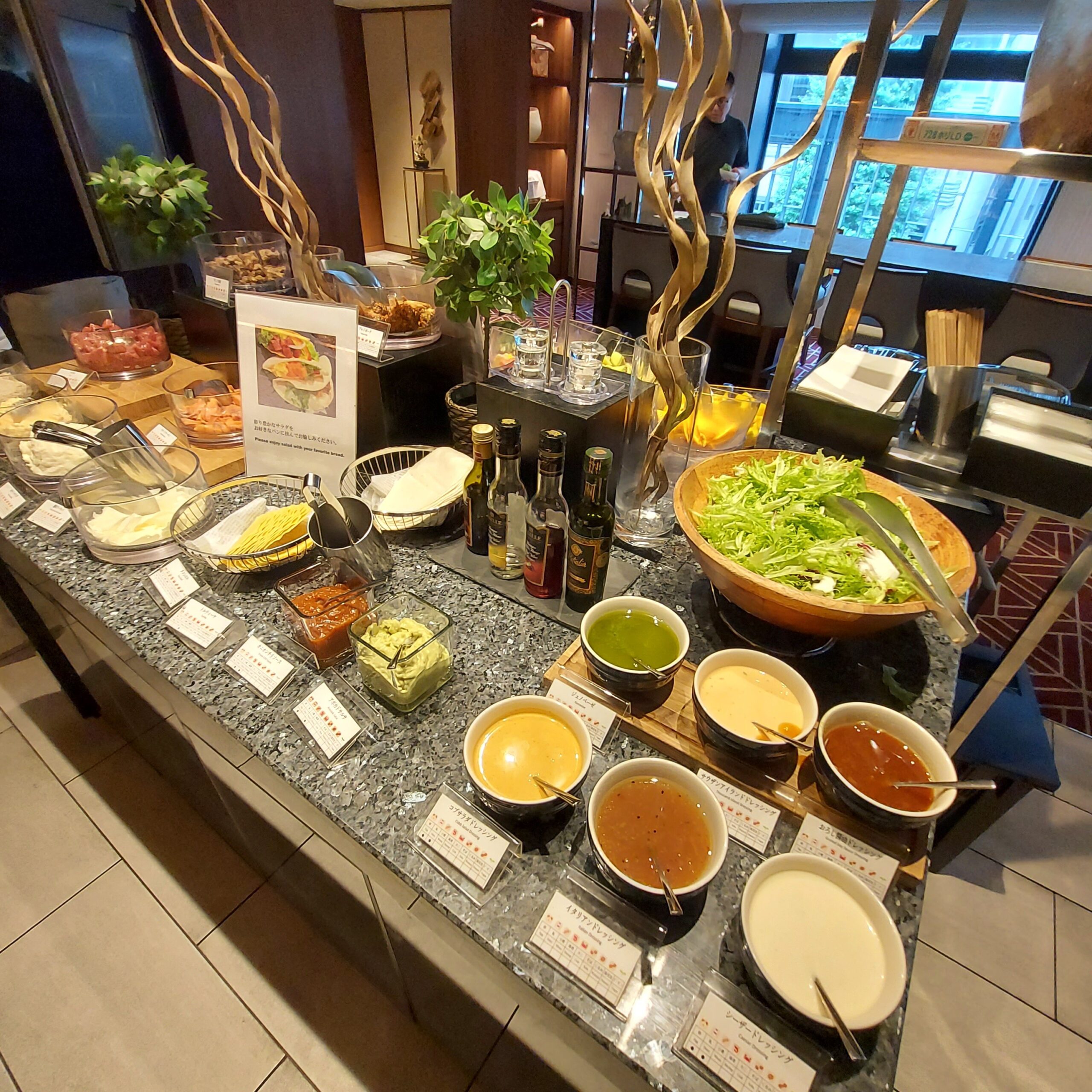 テーブルの上にあるいろんな食べ物