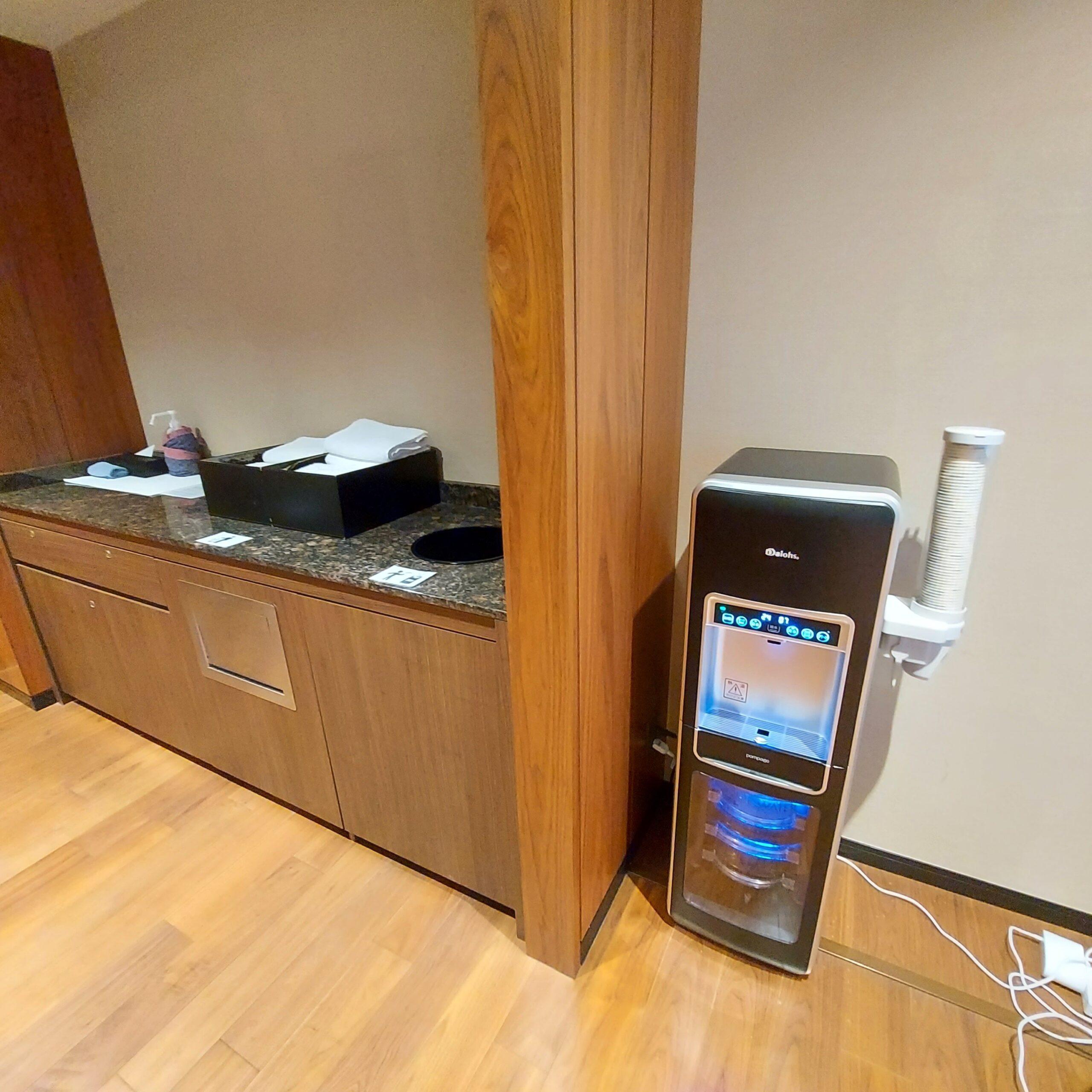 木製テーブルの上に置かれたパソコン