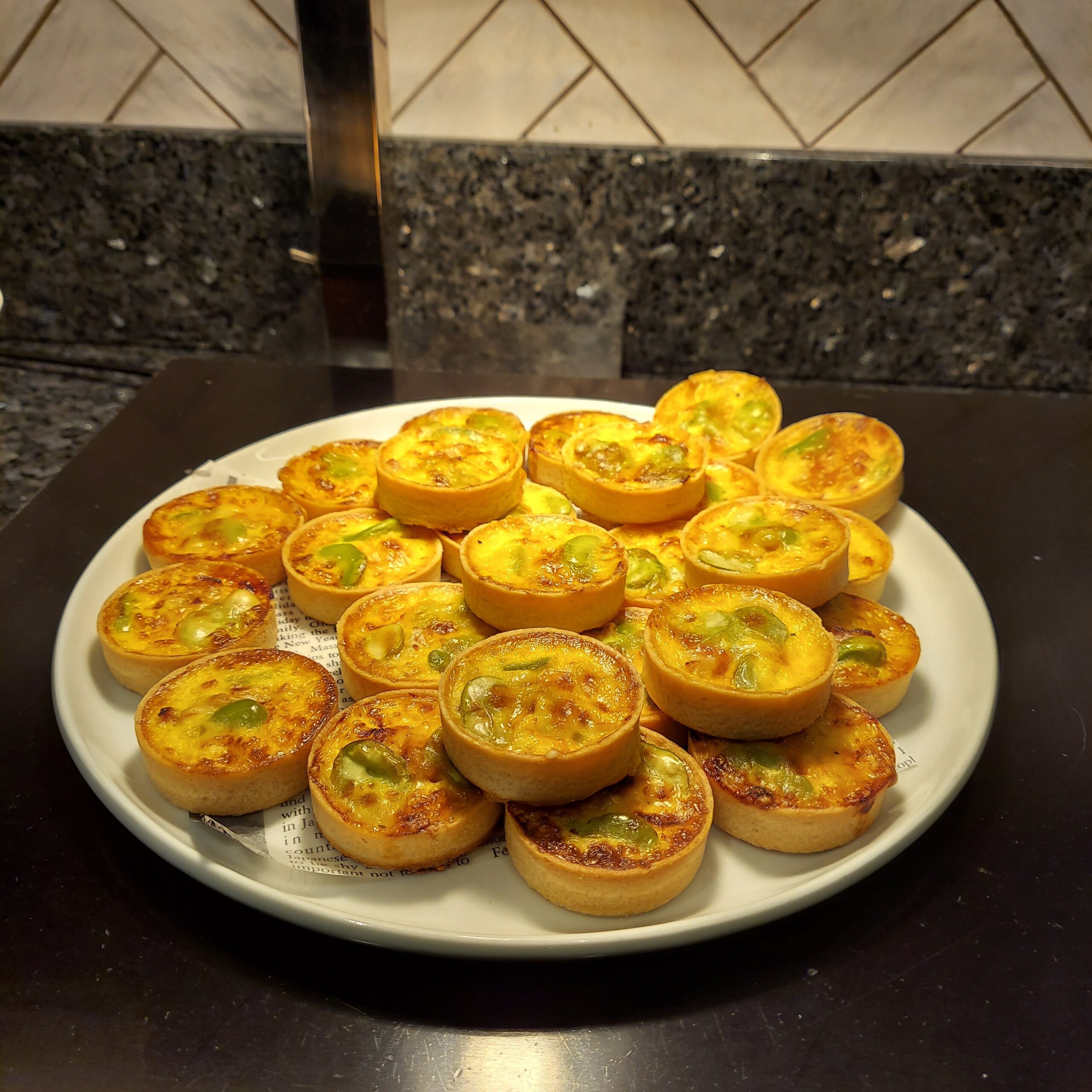 テーブルの上の皿にのった食べ物
