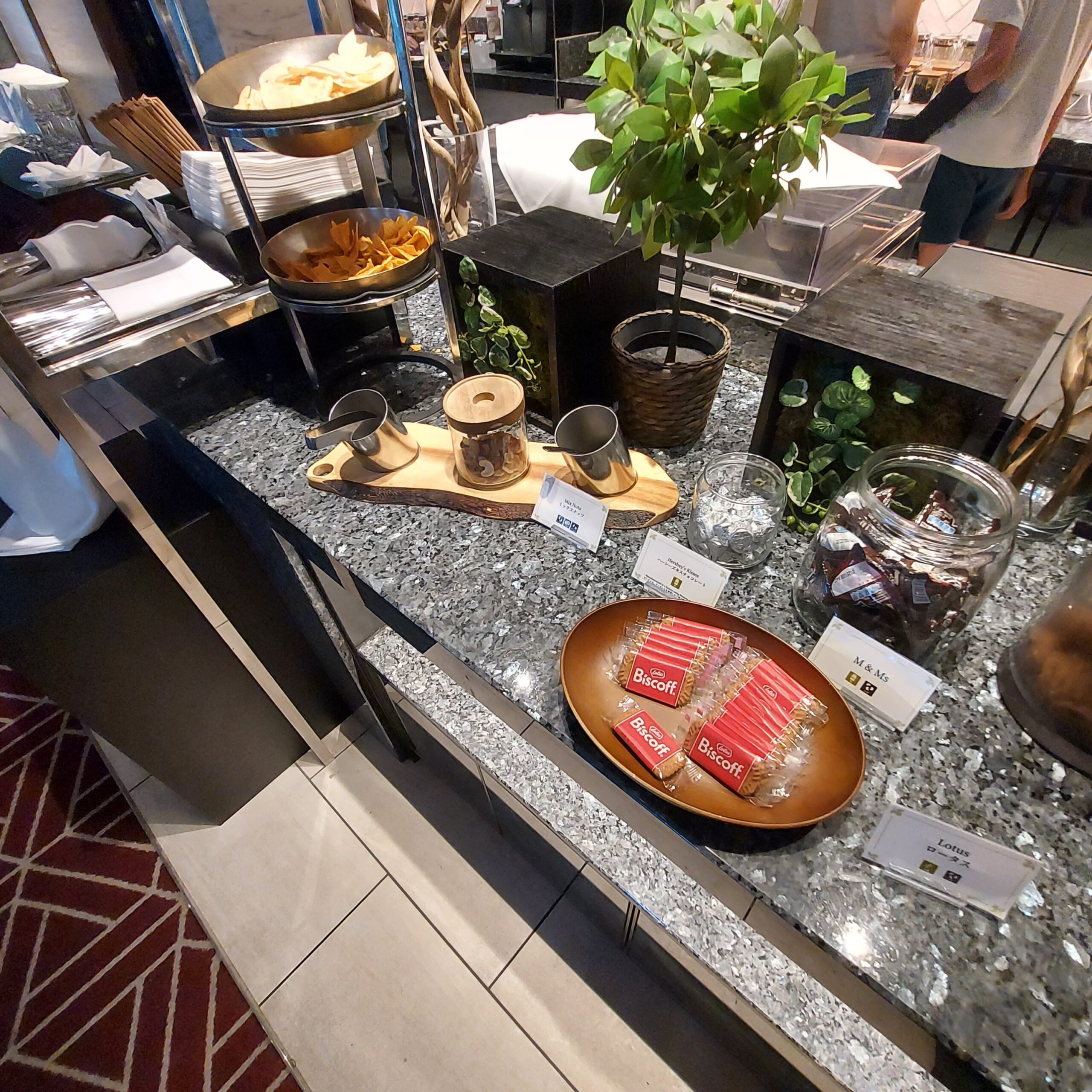 テーブルの上にあるいろんな食べ物