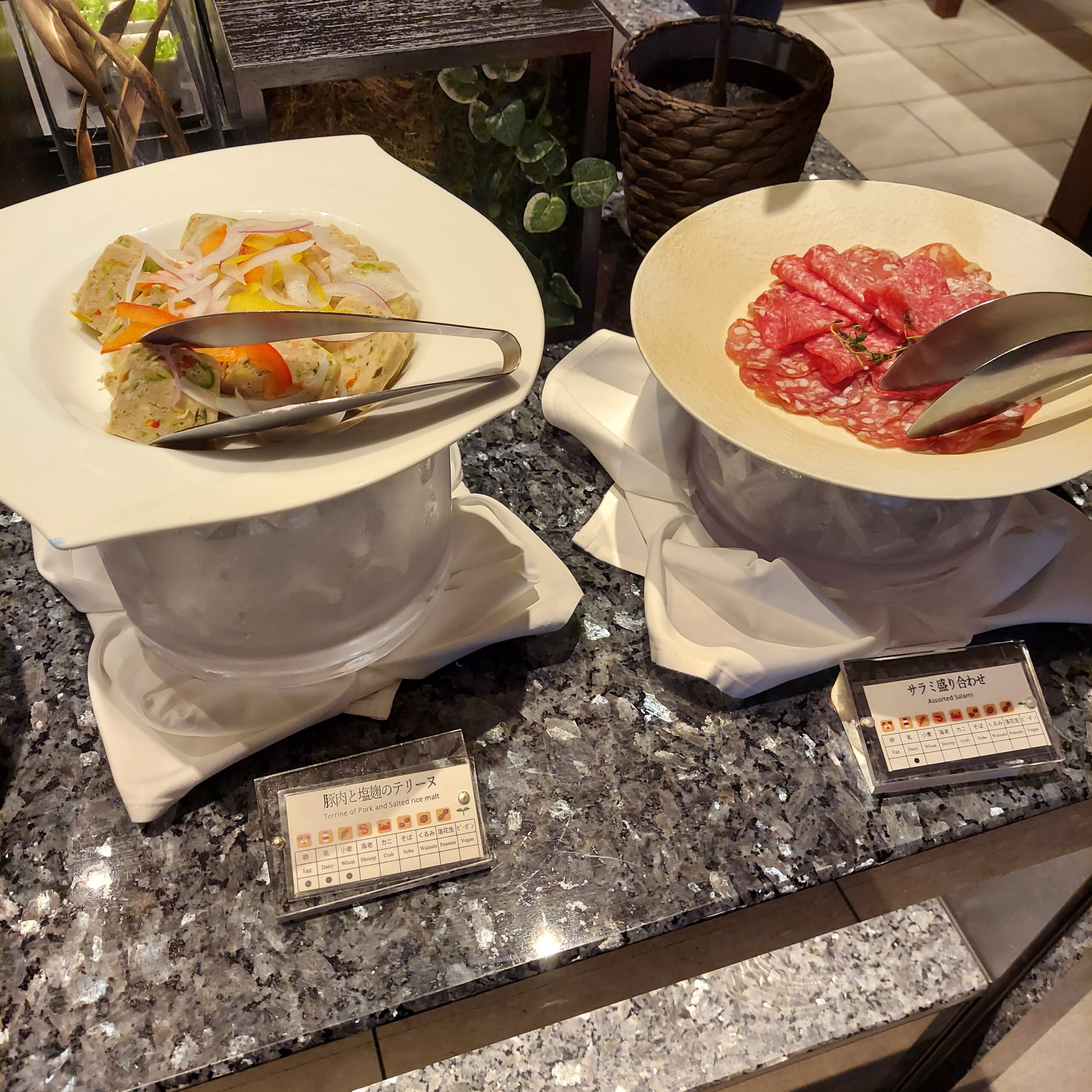 テーブルの上にあるいろんな食べ物