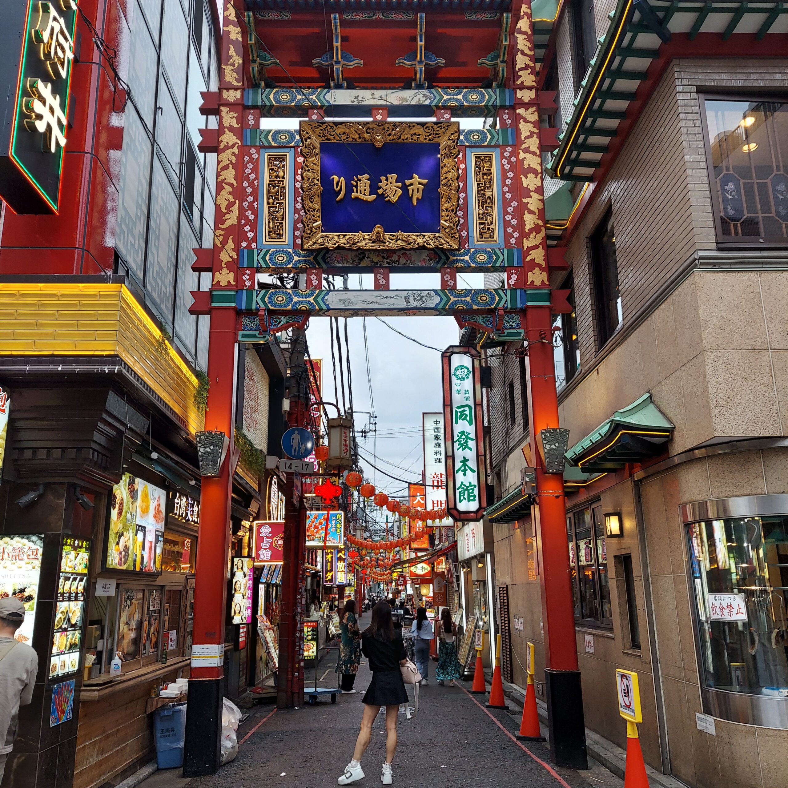 店の前を歩く人