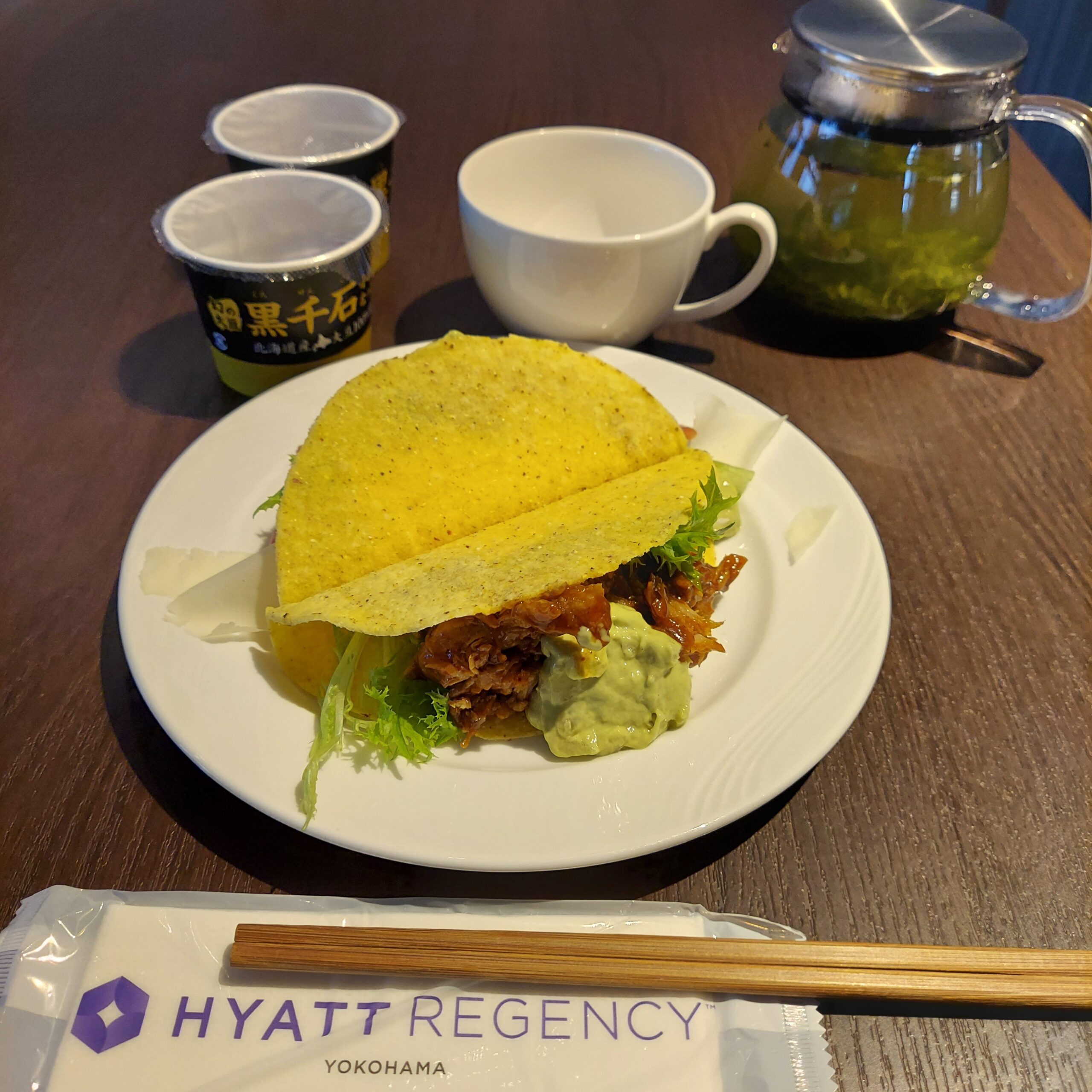 皿の上の食事と飲み物