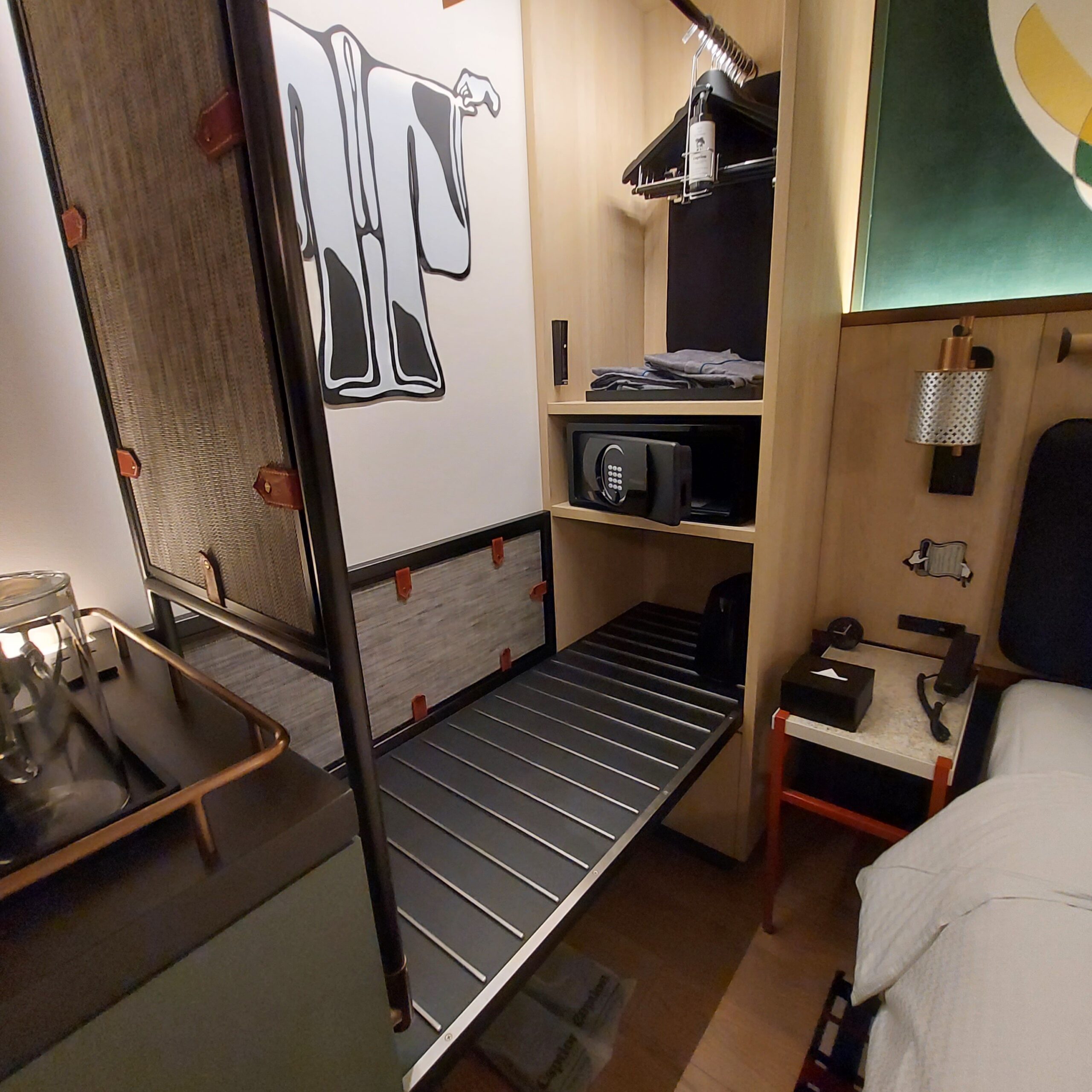 机の上に置かれている部屋