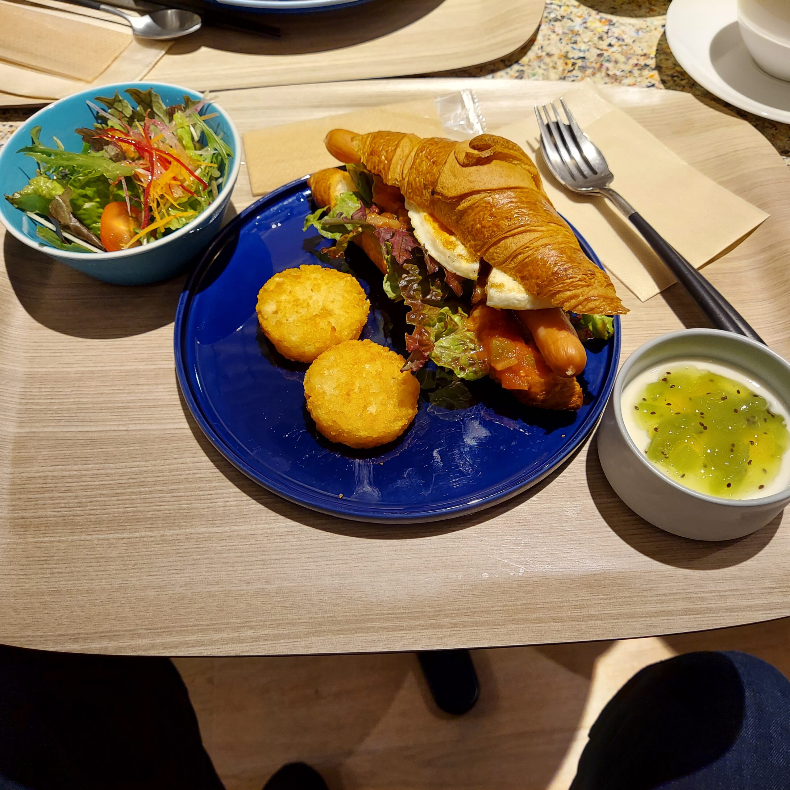 テーブルの上の食事