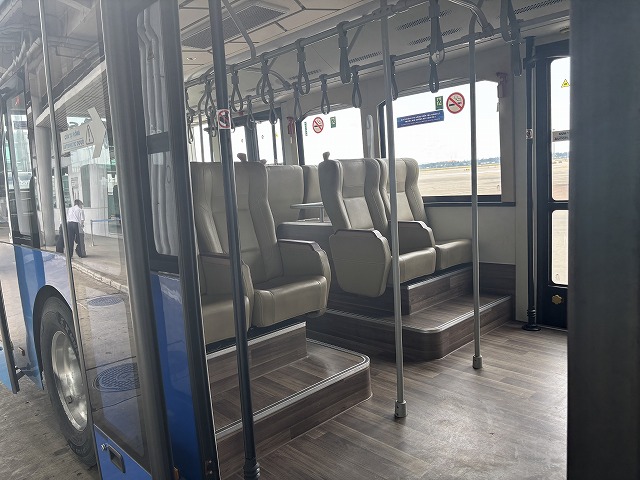 駅のホームに停まっているバス