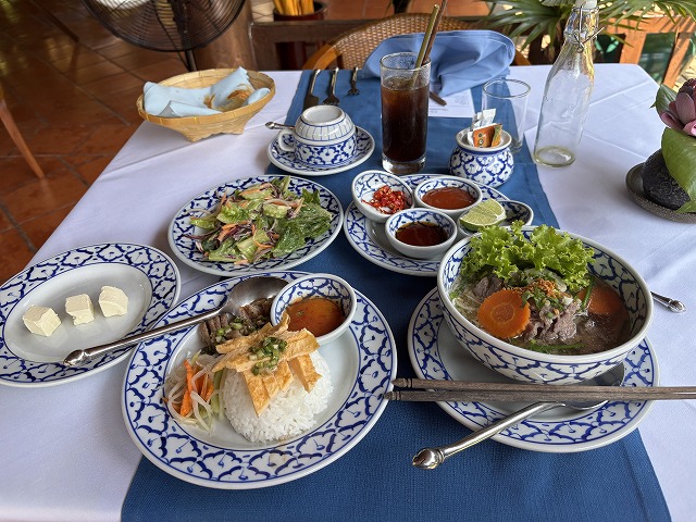 テーブルの上の食事と飲み物