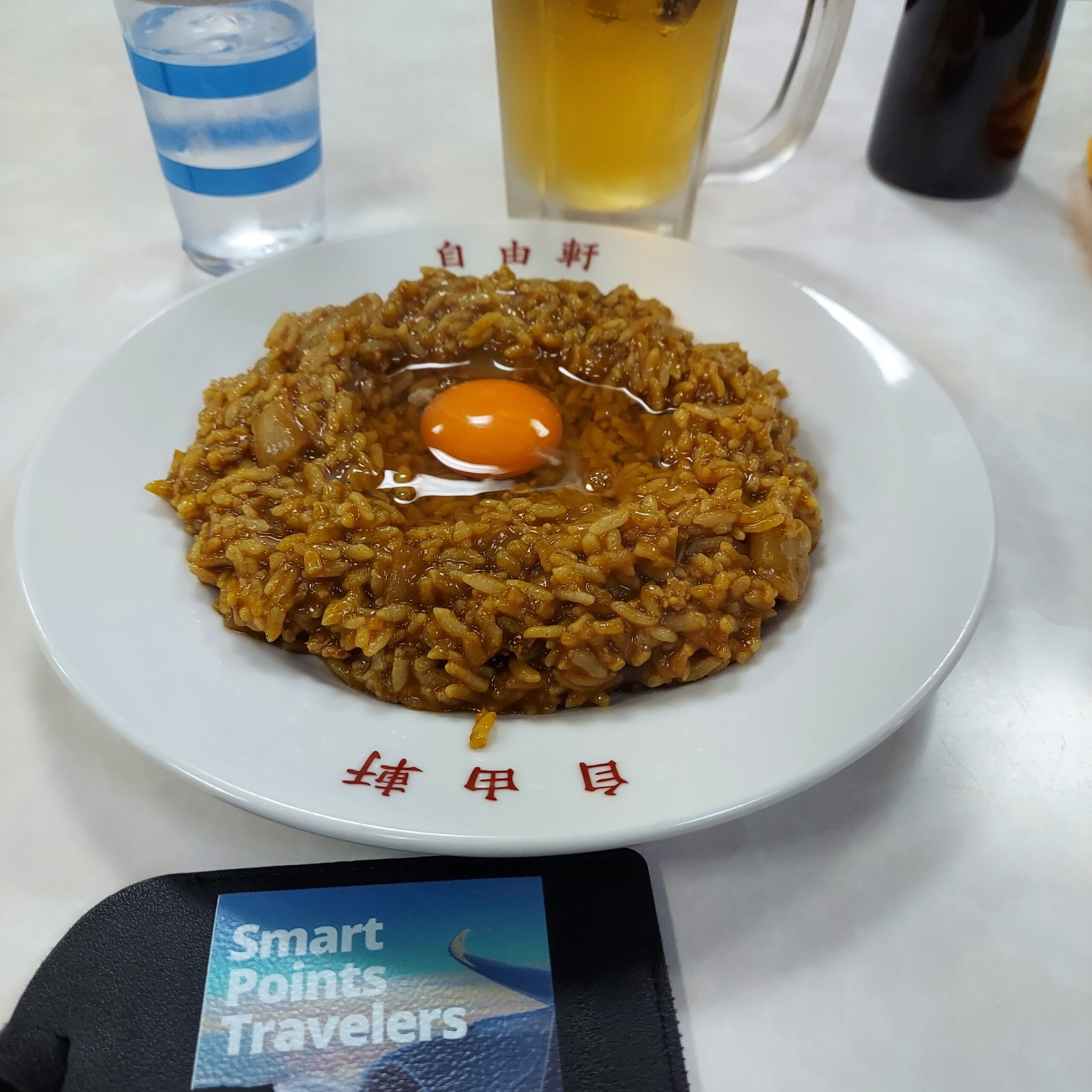 皿の上のドーナツと飲み物