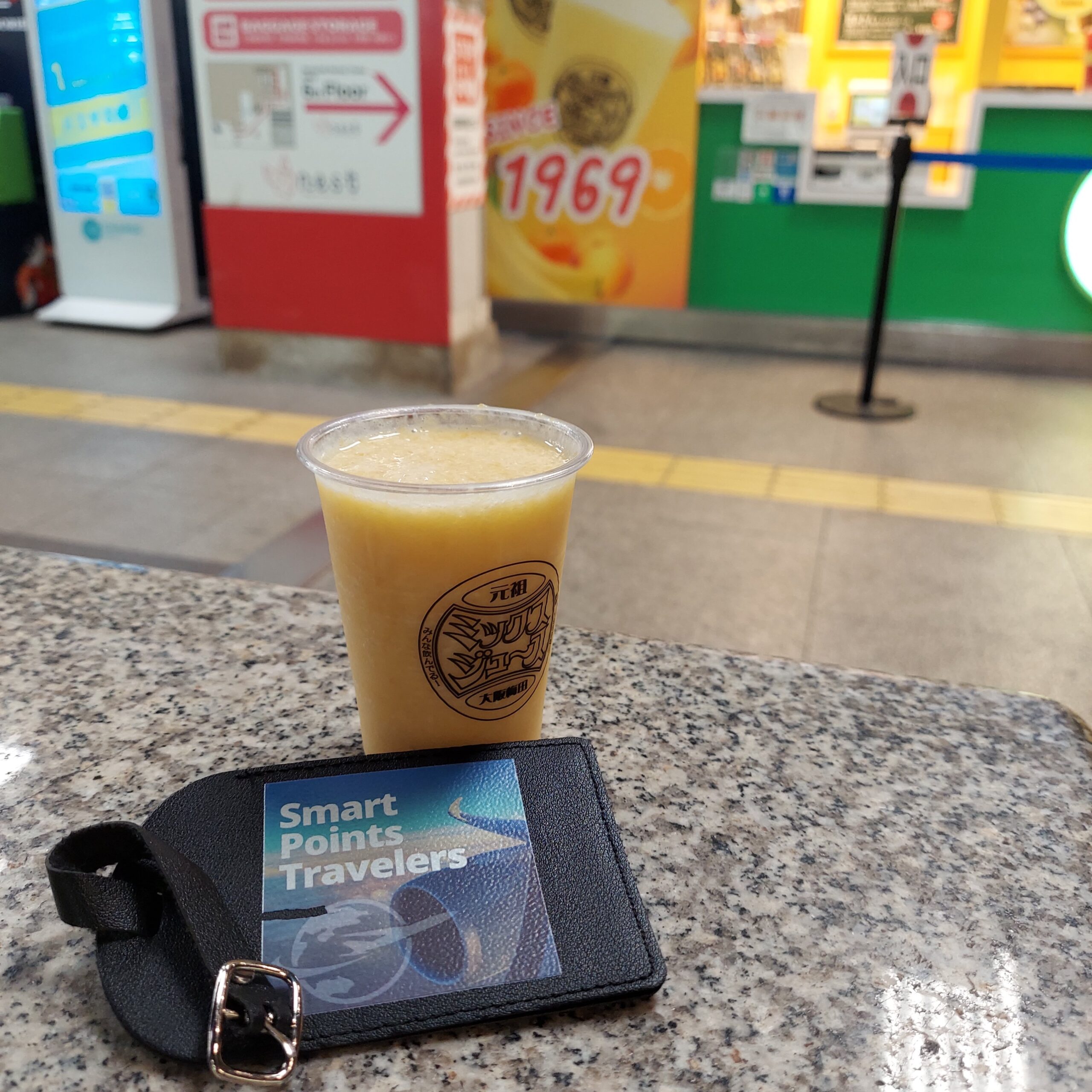 テーブルの上に置かれた飲み物