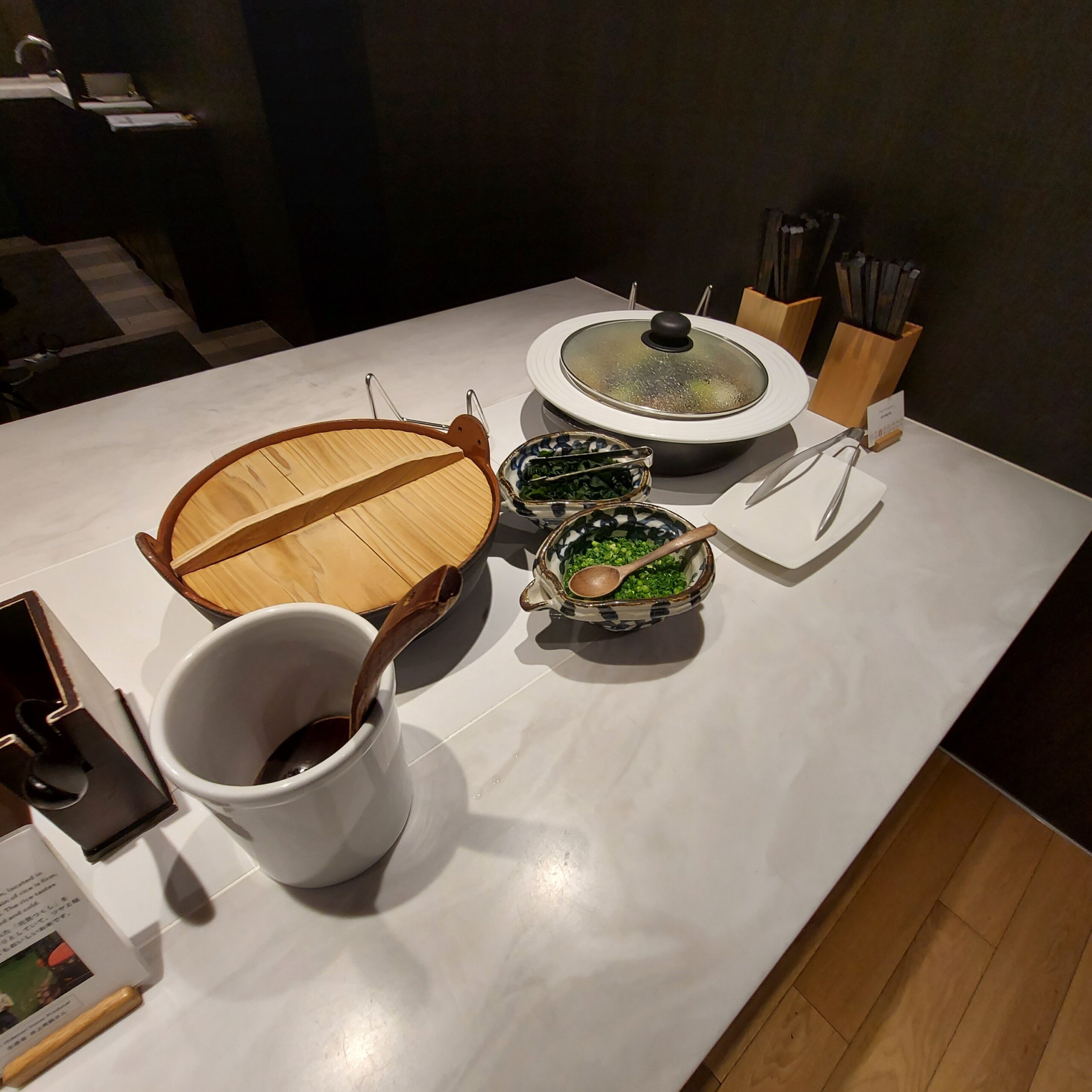 皿の上に置かれている机