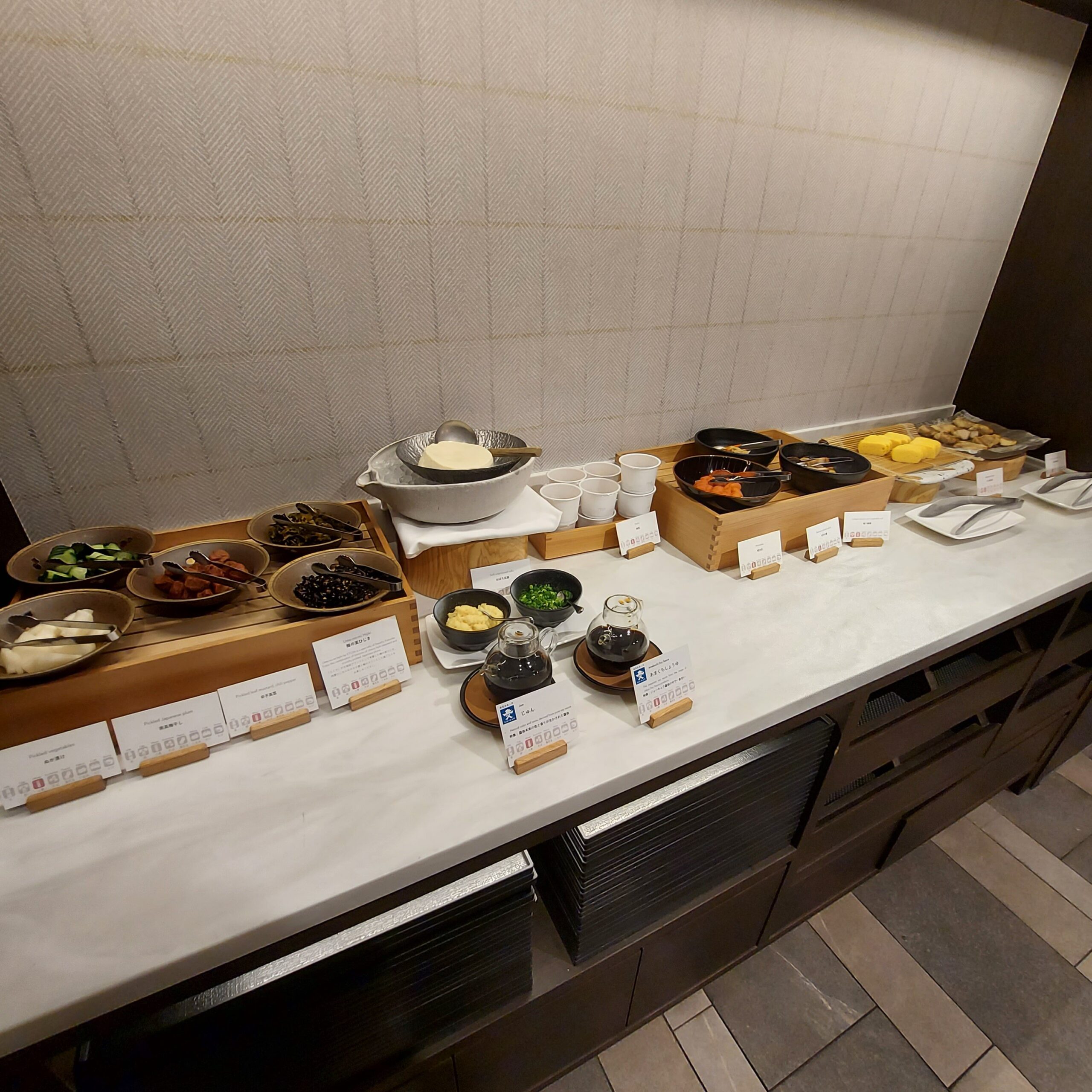 カウンターの上にある数種類のケーキ