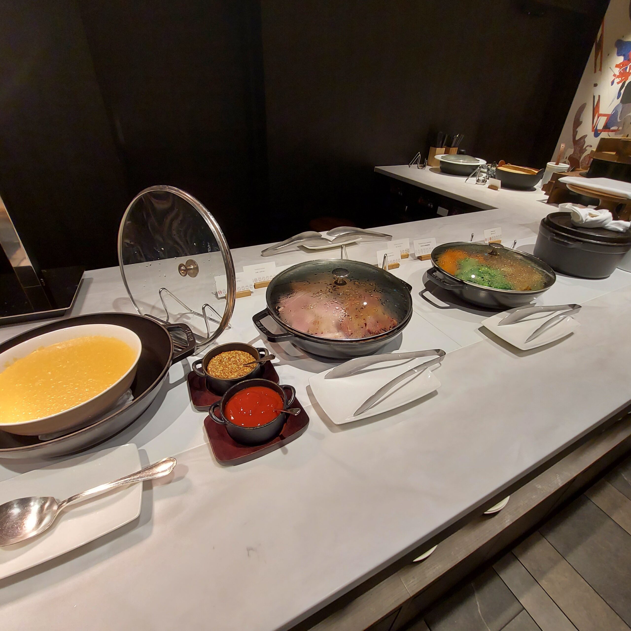 テーブルの上にあるいろんな食べ物