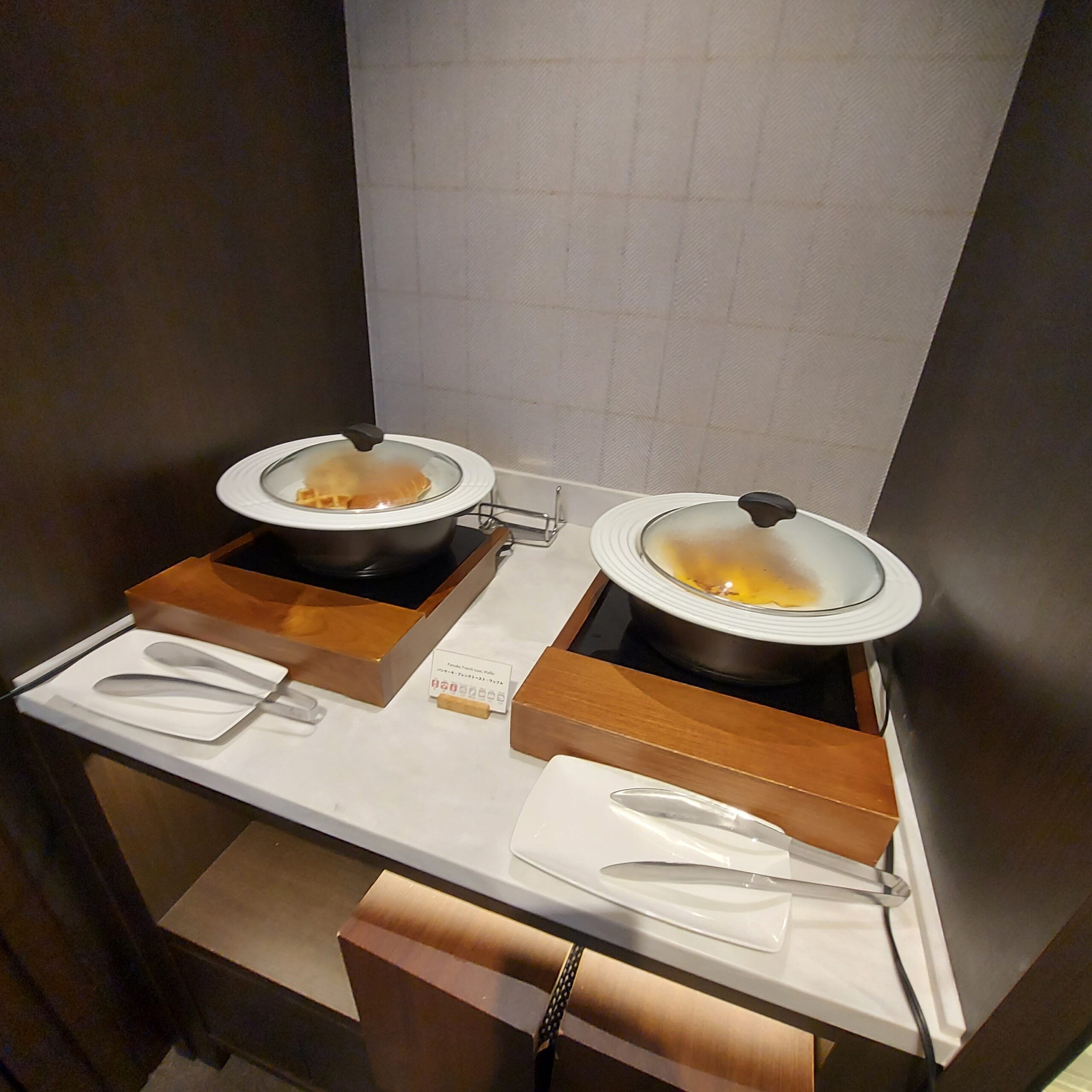 テーブルの上のケーキとコーヒー