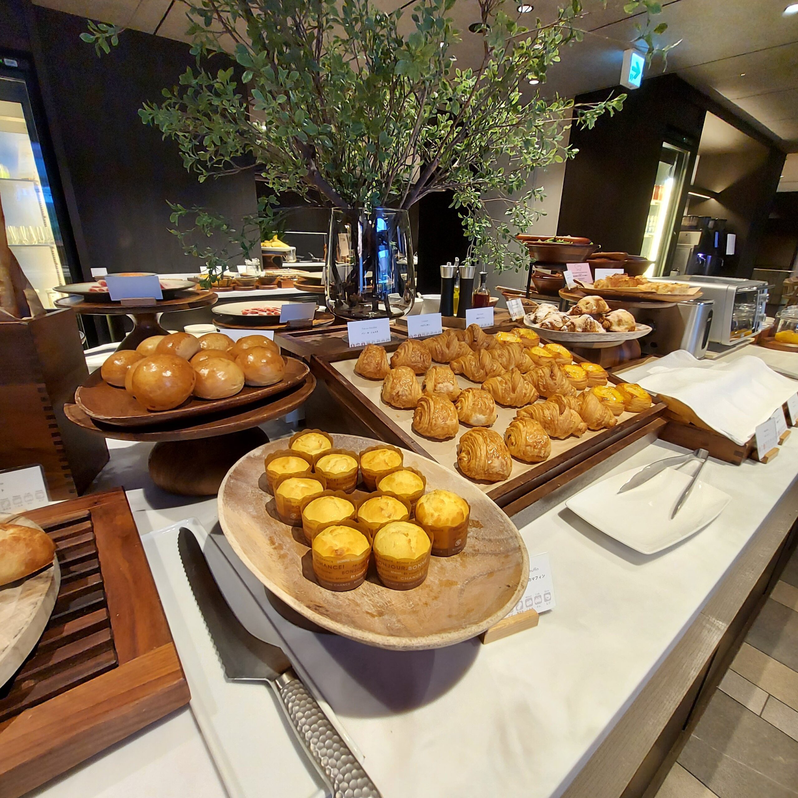 テーブルの上にあるいろんな食べ物