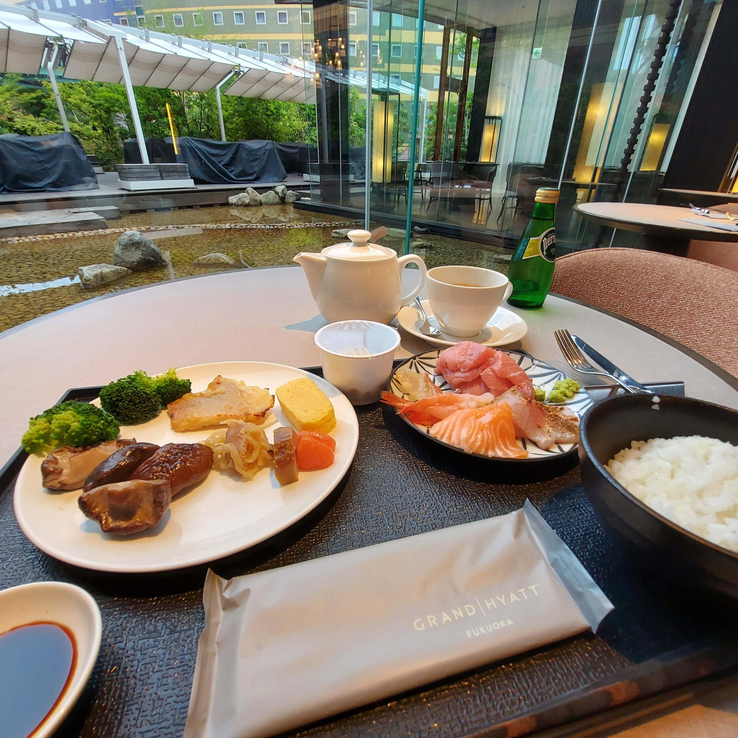 テーブルの上にあるいろんな料理