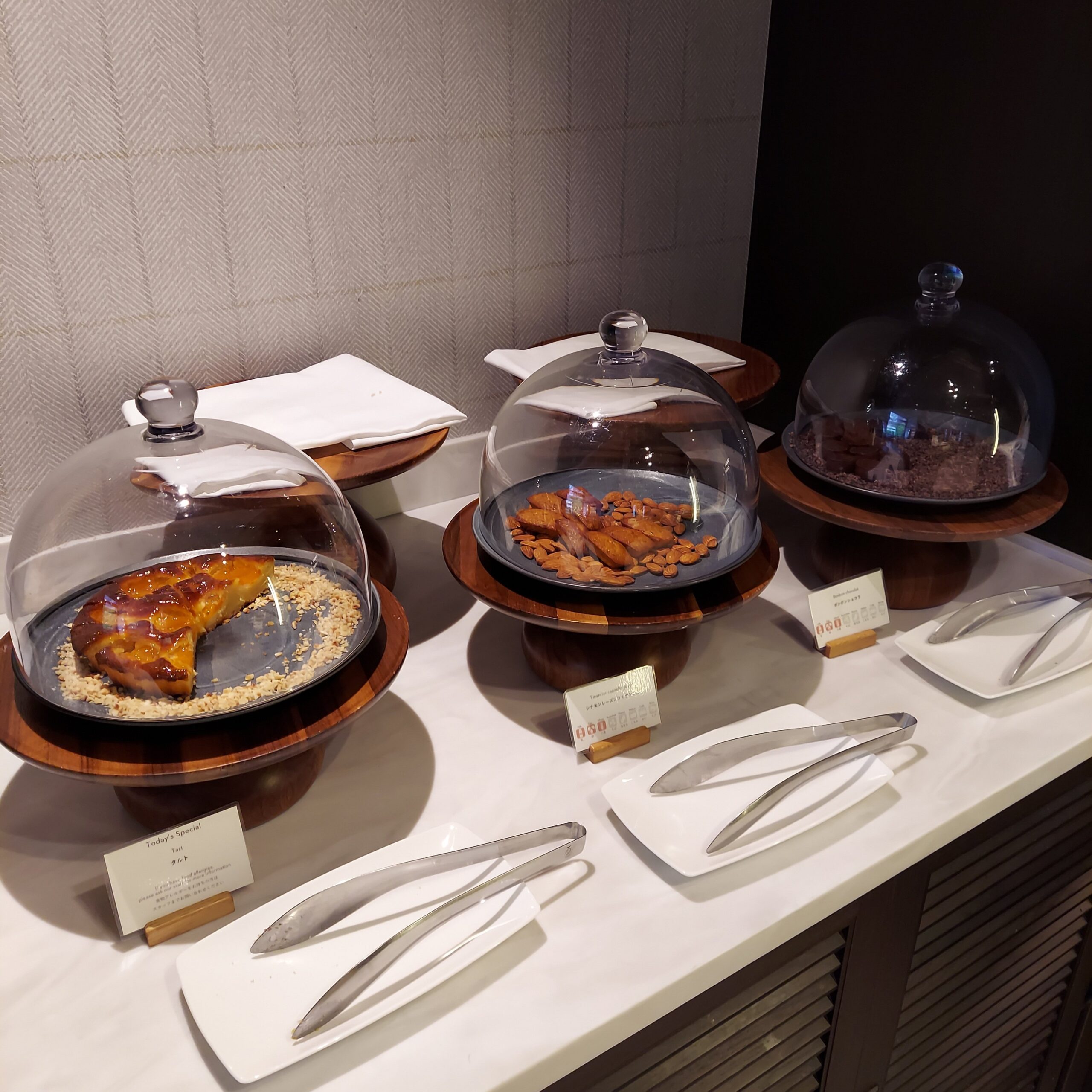 テーブルに置いている様々な種類のケーキ