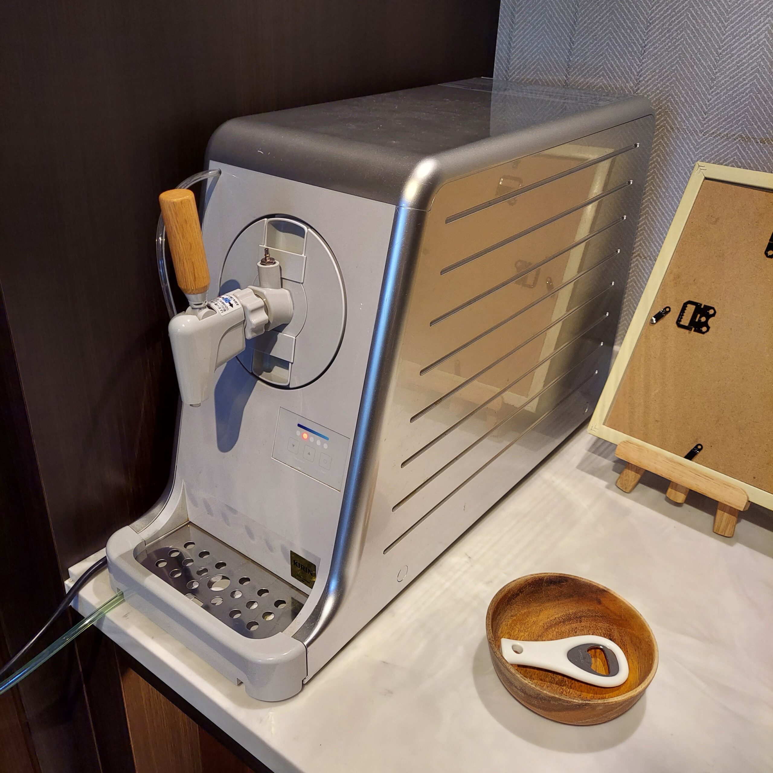 カウンターの上に置かれた本