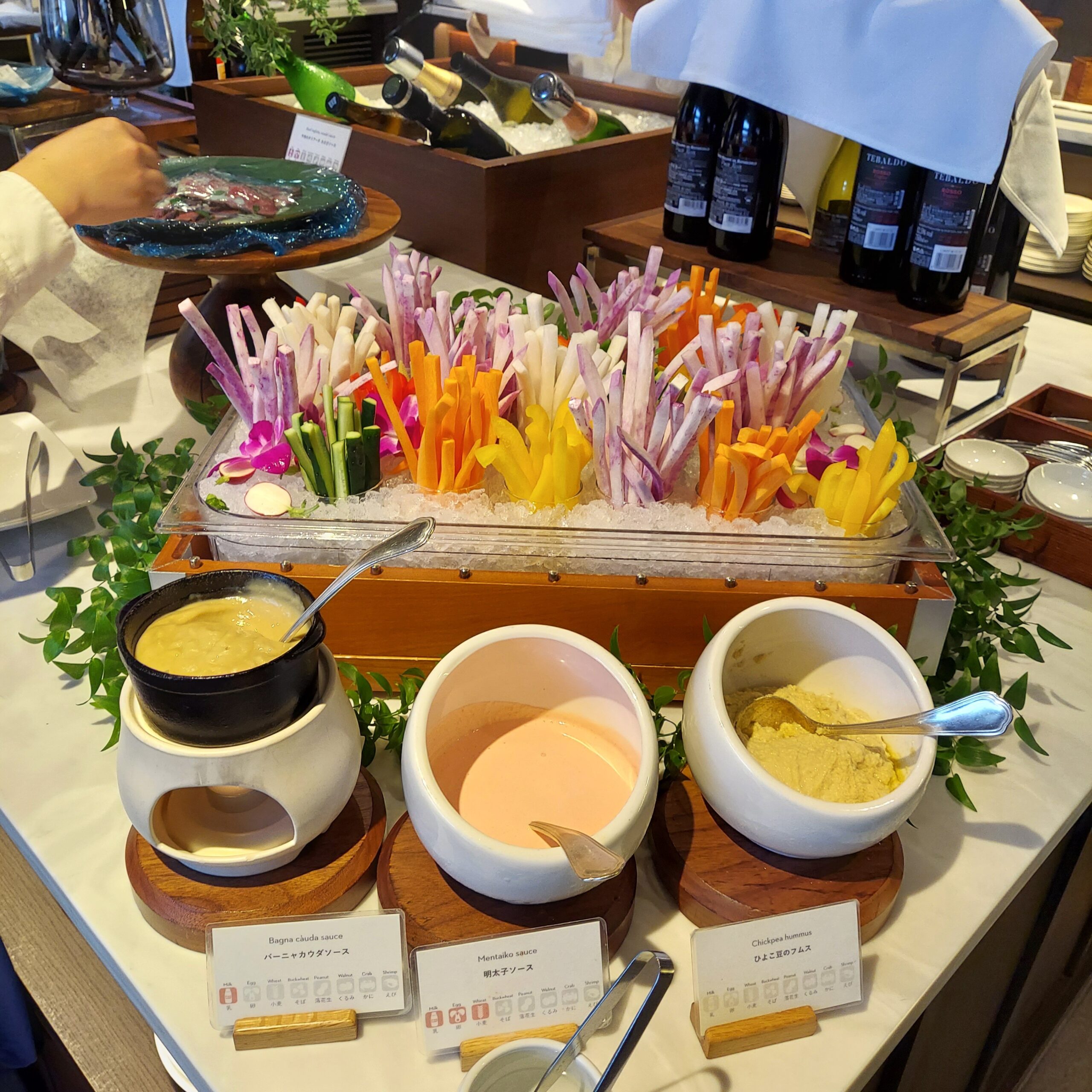 テーブルの上にあるいろんな食べ物
