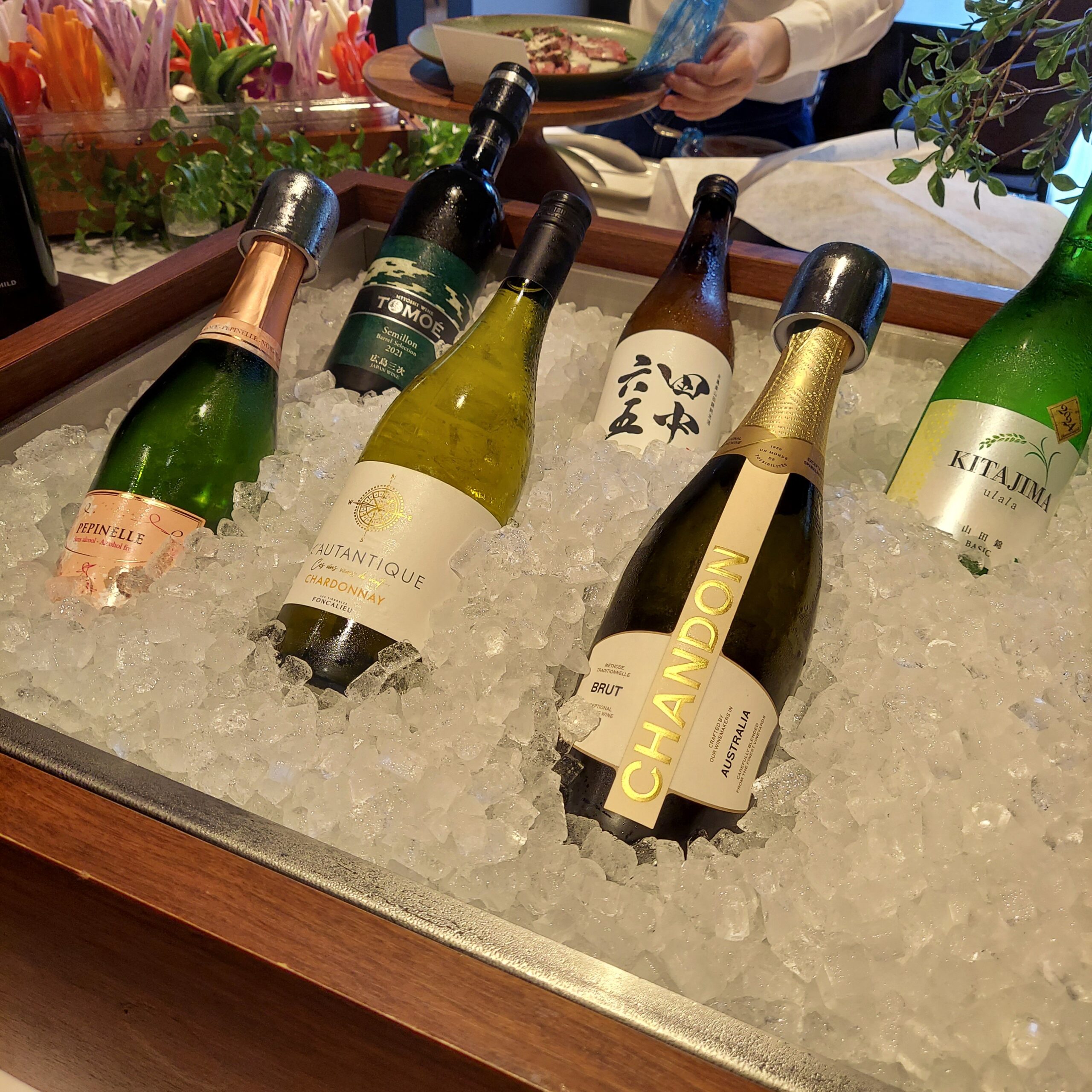 テーブルに置いている様々な種類のビール瓶