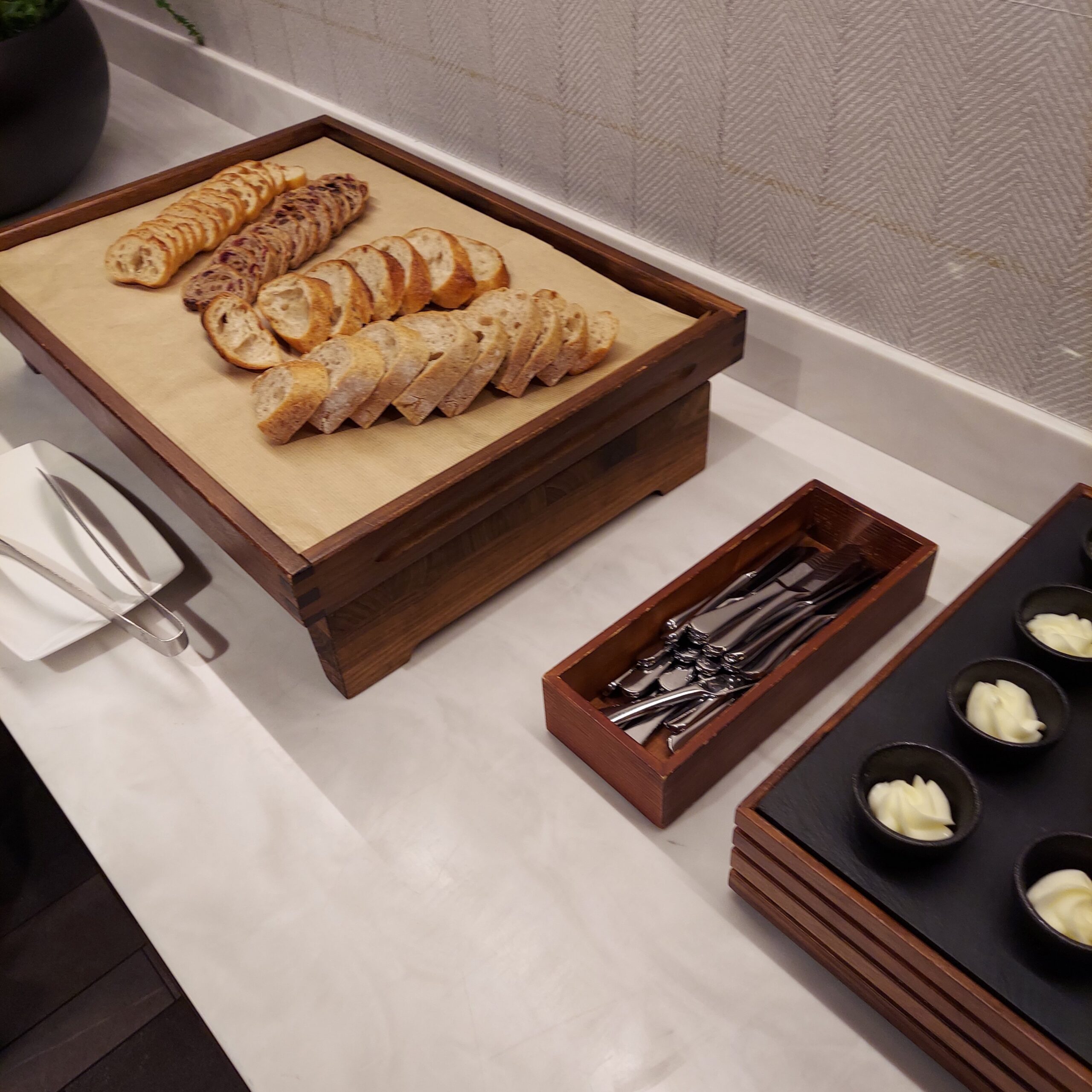 木製テーブルの上にあるいろんな食べ物