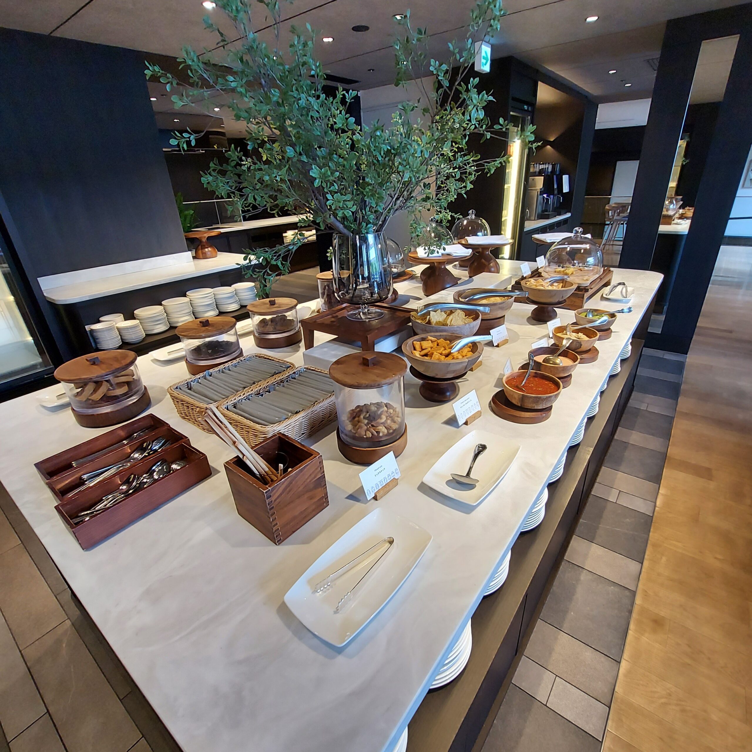 木製テーブルの上にあるいろんな食べ物