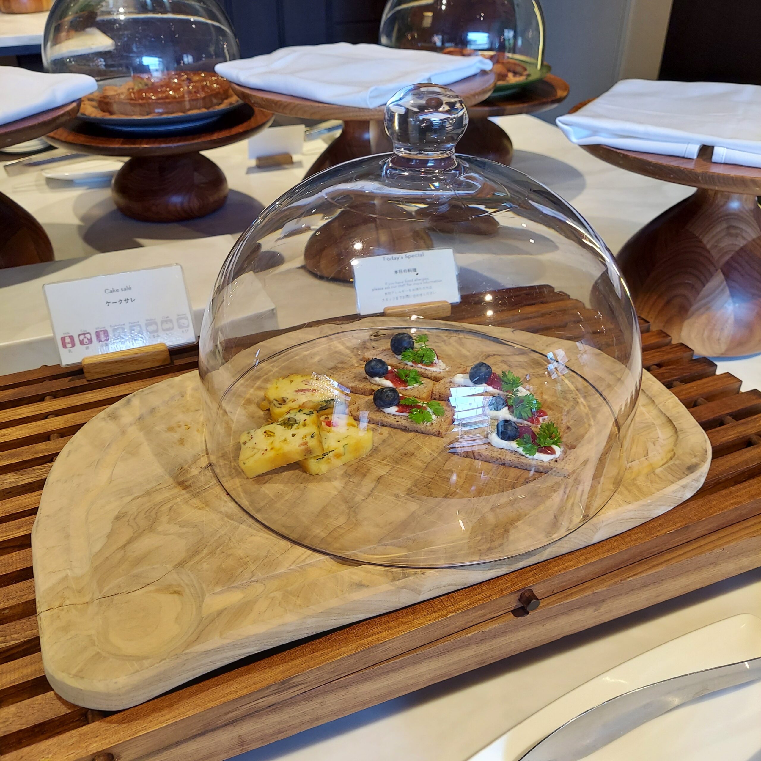 テーブルの上の皿にのったケーキ