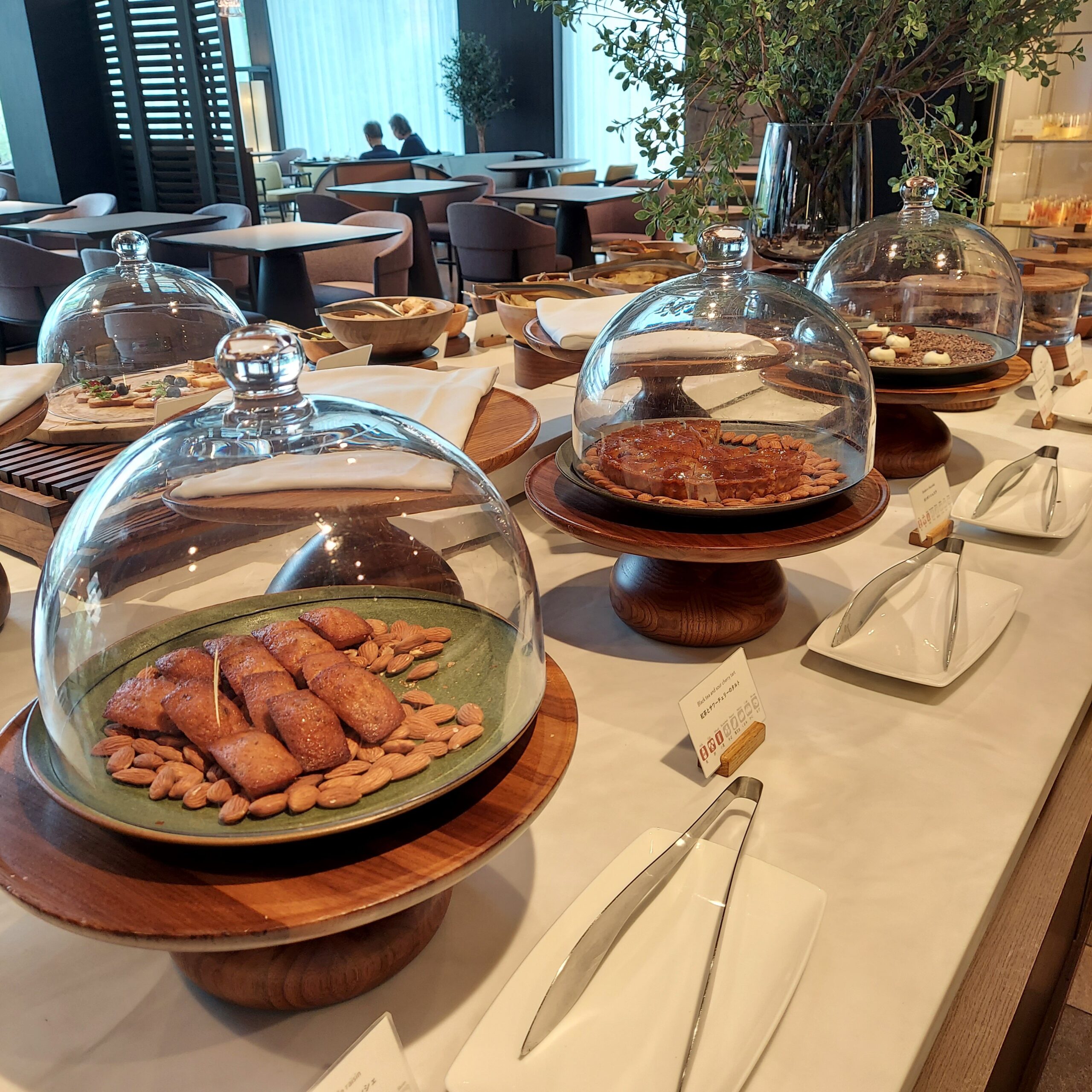 テーブルの上にあるいろんな食べ物