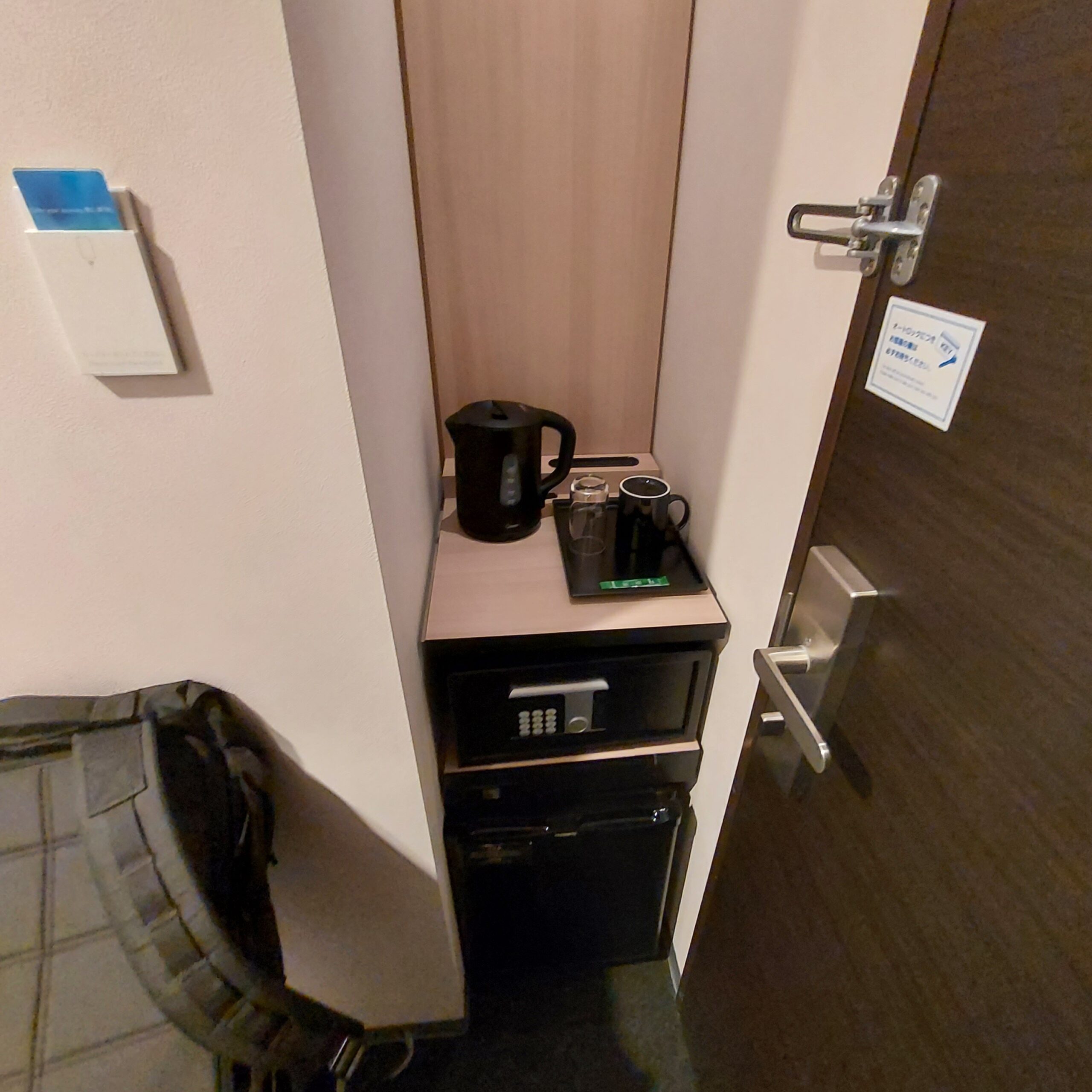 部屋の隅に置かれている
