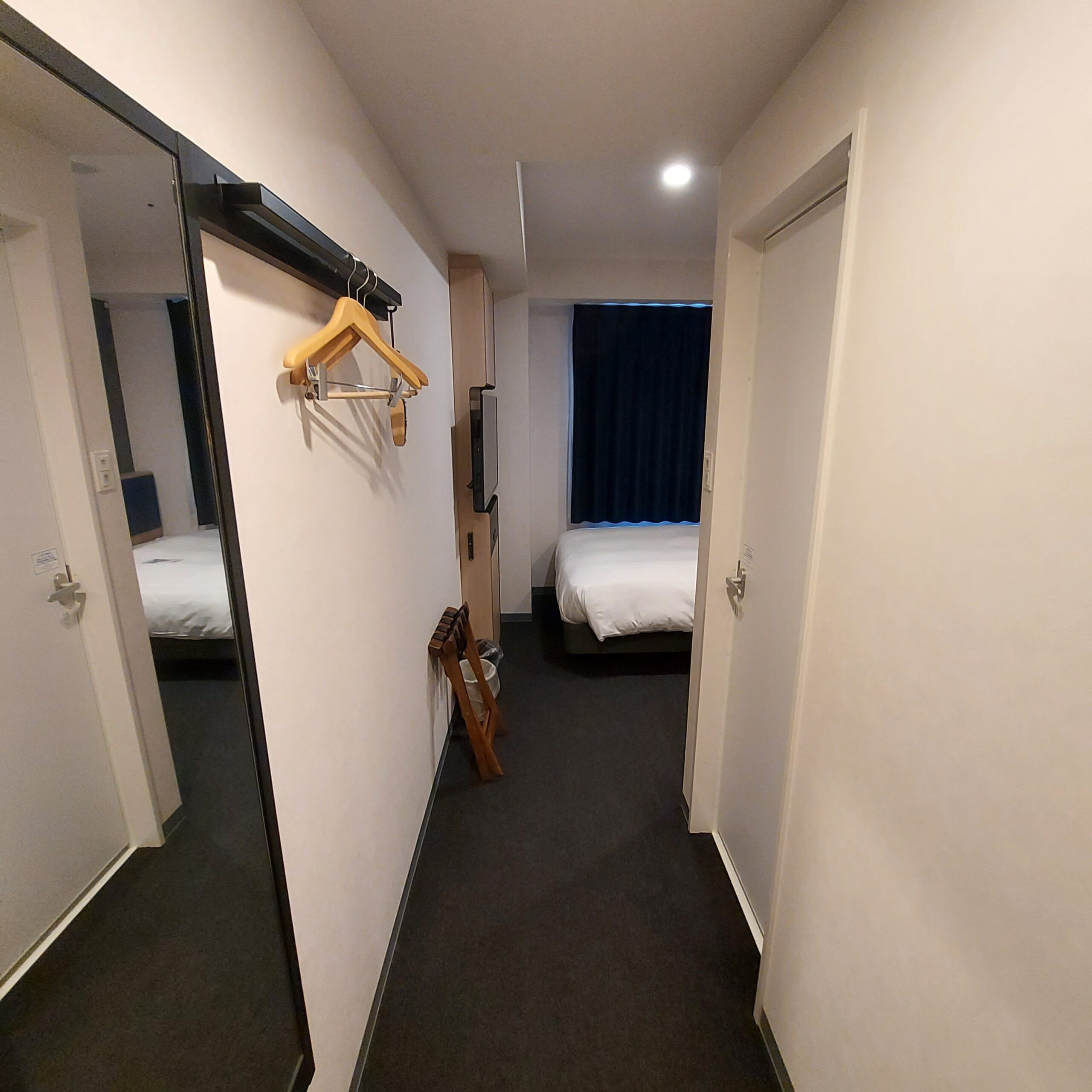鏡のある部屋