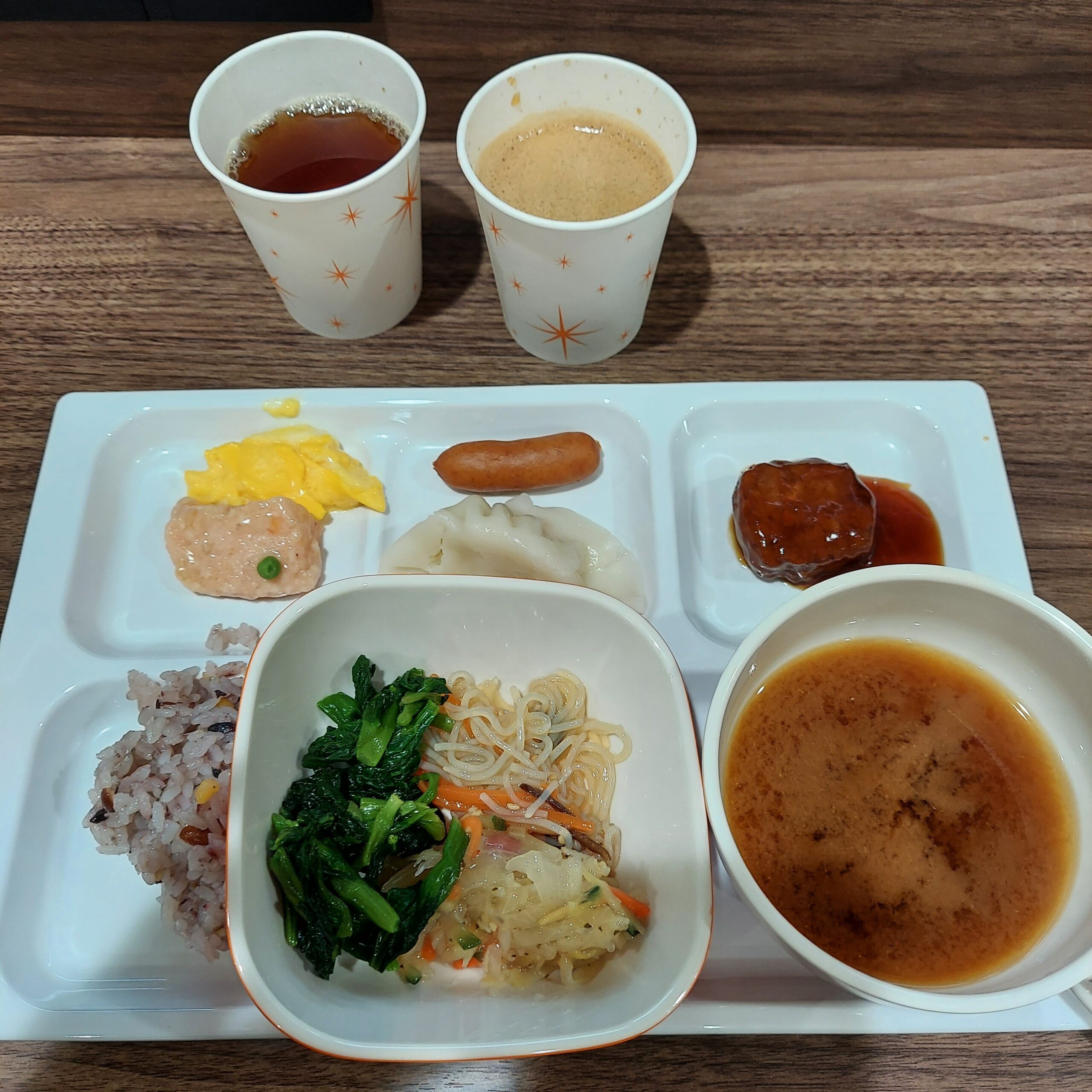 トレイの上にある食事とコーヒー