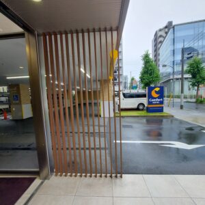 建物の前の歩道を歩いている