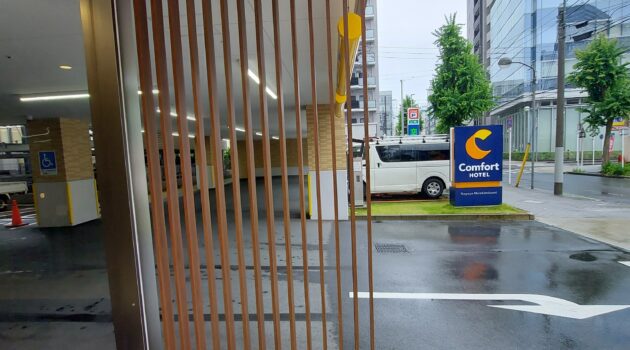 建物の前の歩道を歩いている