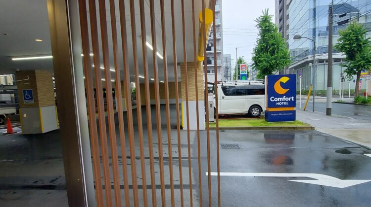 建物の前の歩道を歩いている