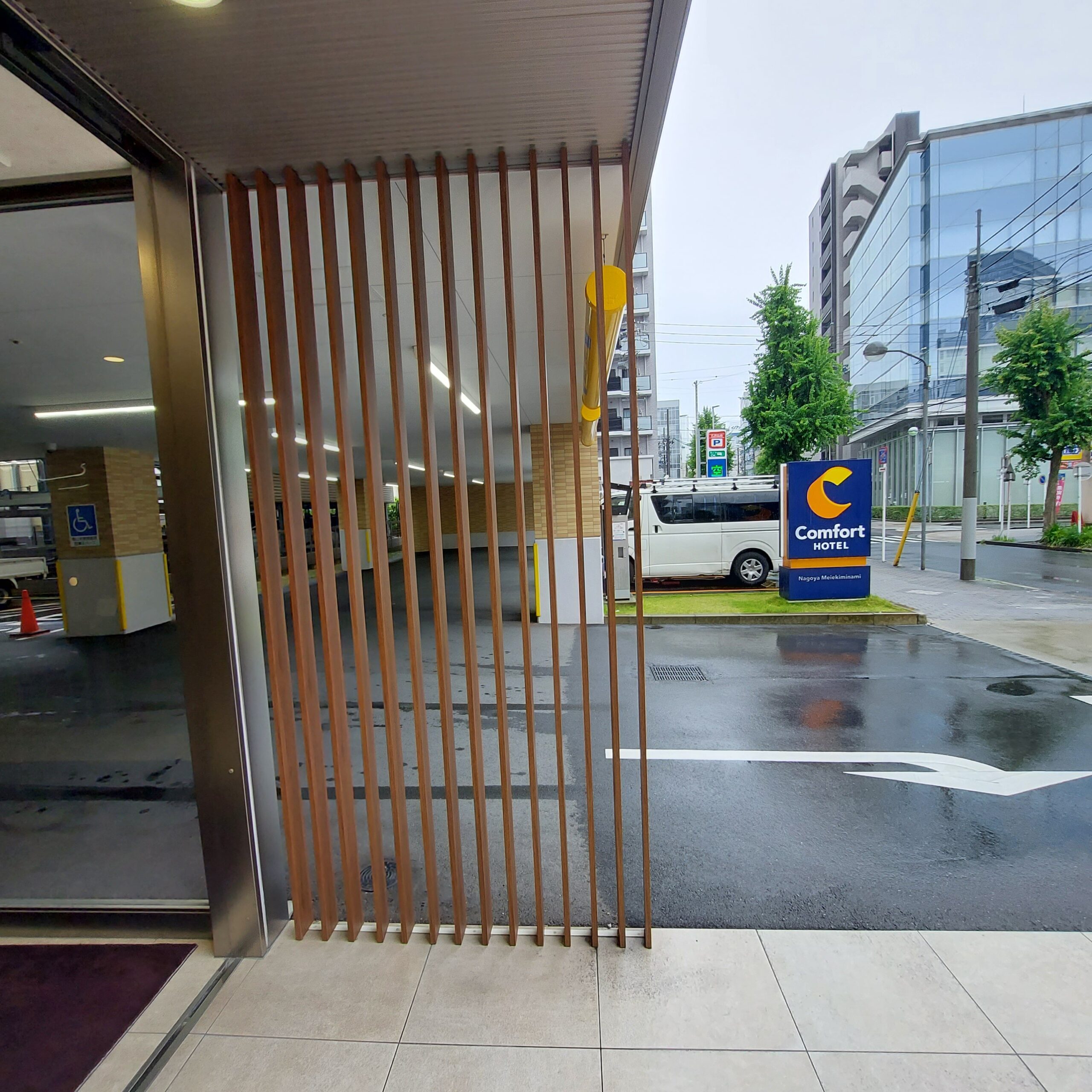 建物の前の歩道を歩いている