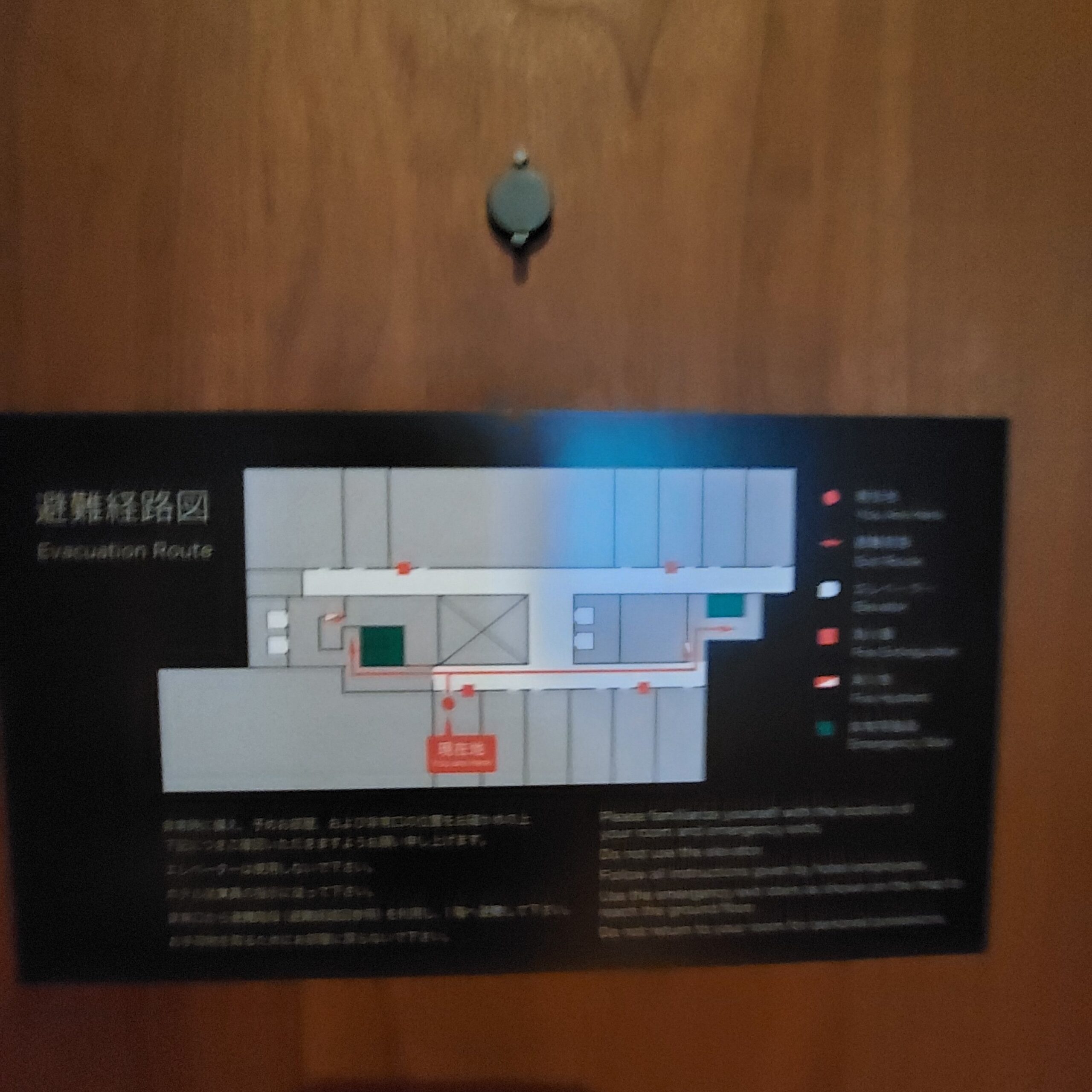 机の上にある数種類のポスター