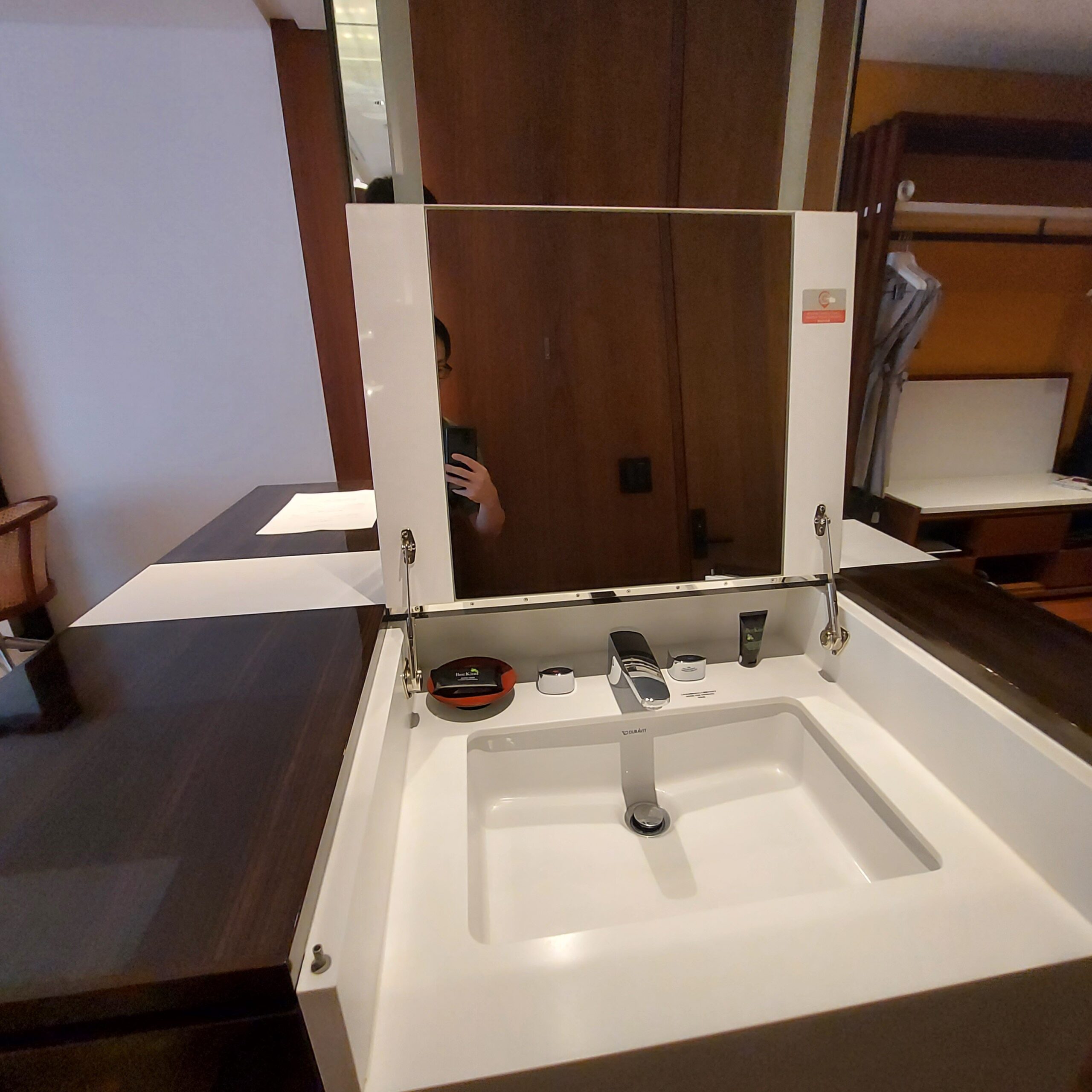 鏡のある洗面台