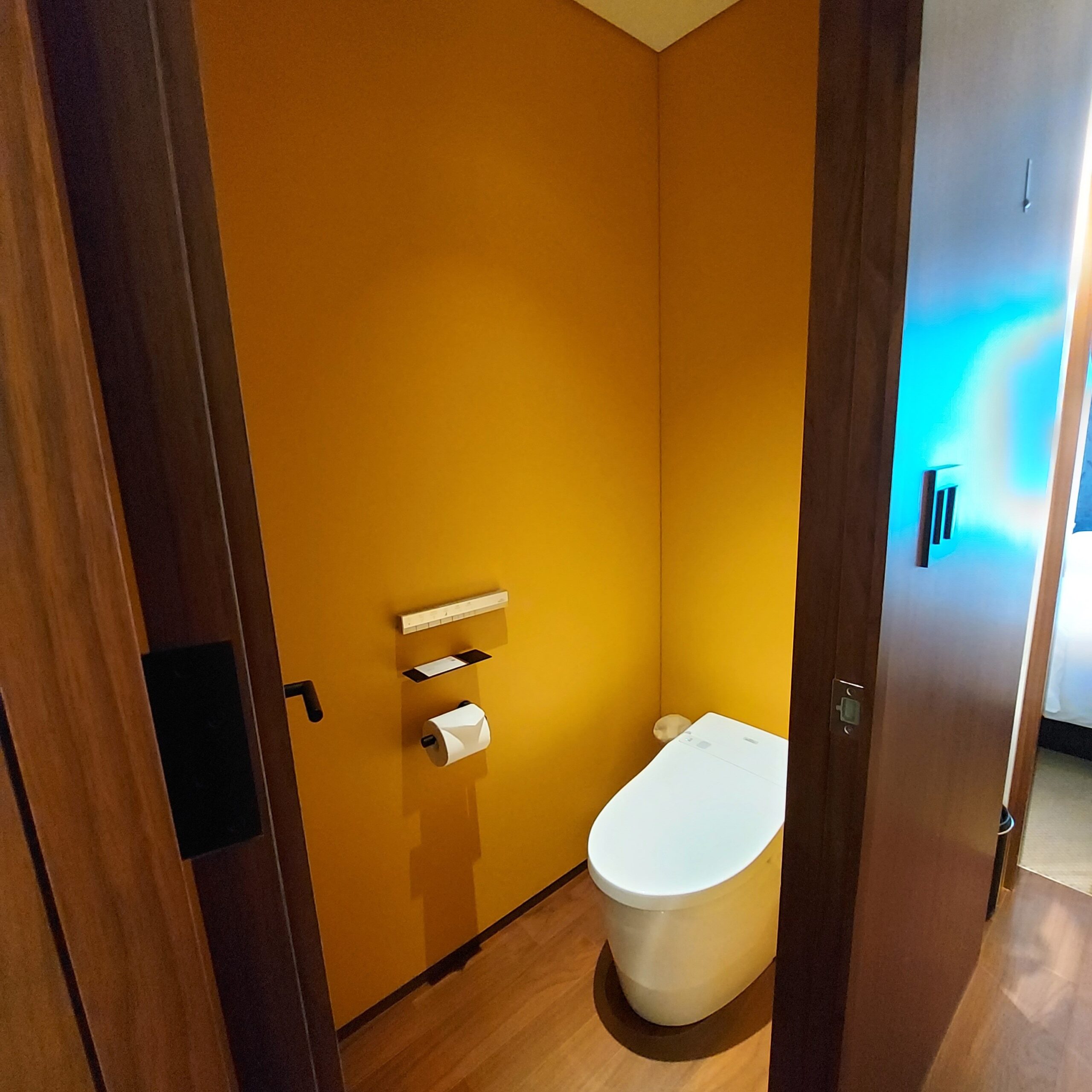 ドアの開いた便器
