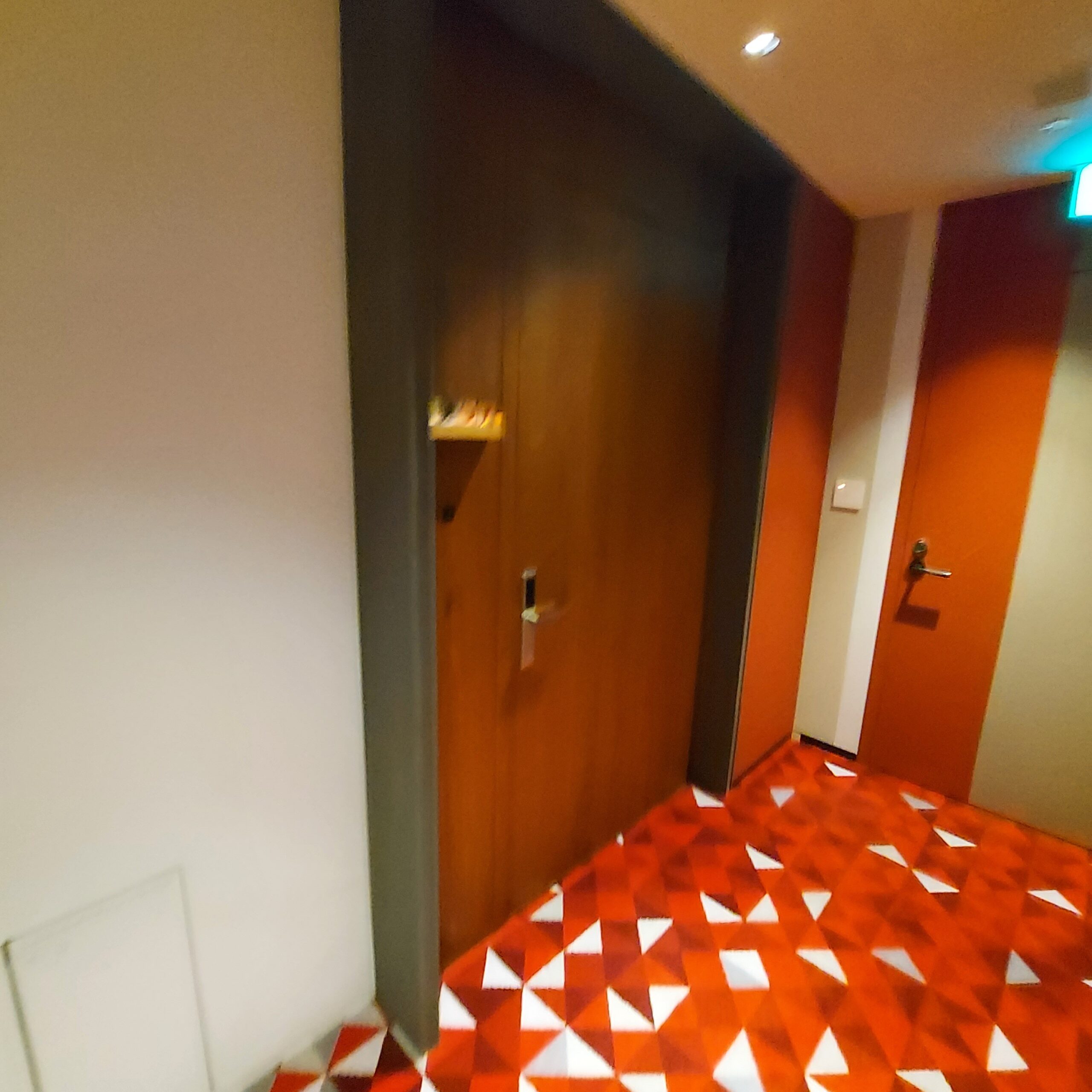 部屋の中にあるオレンジ