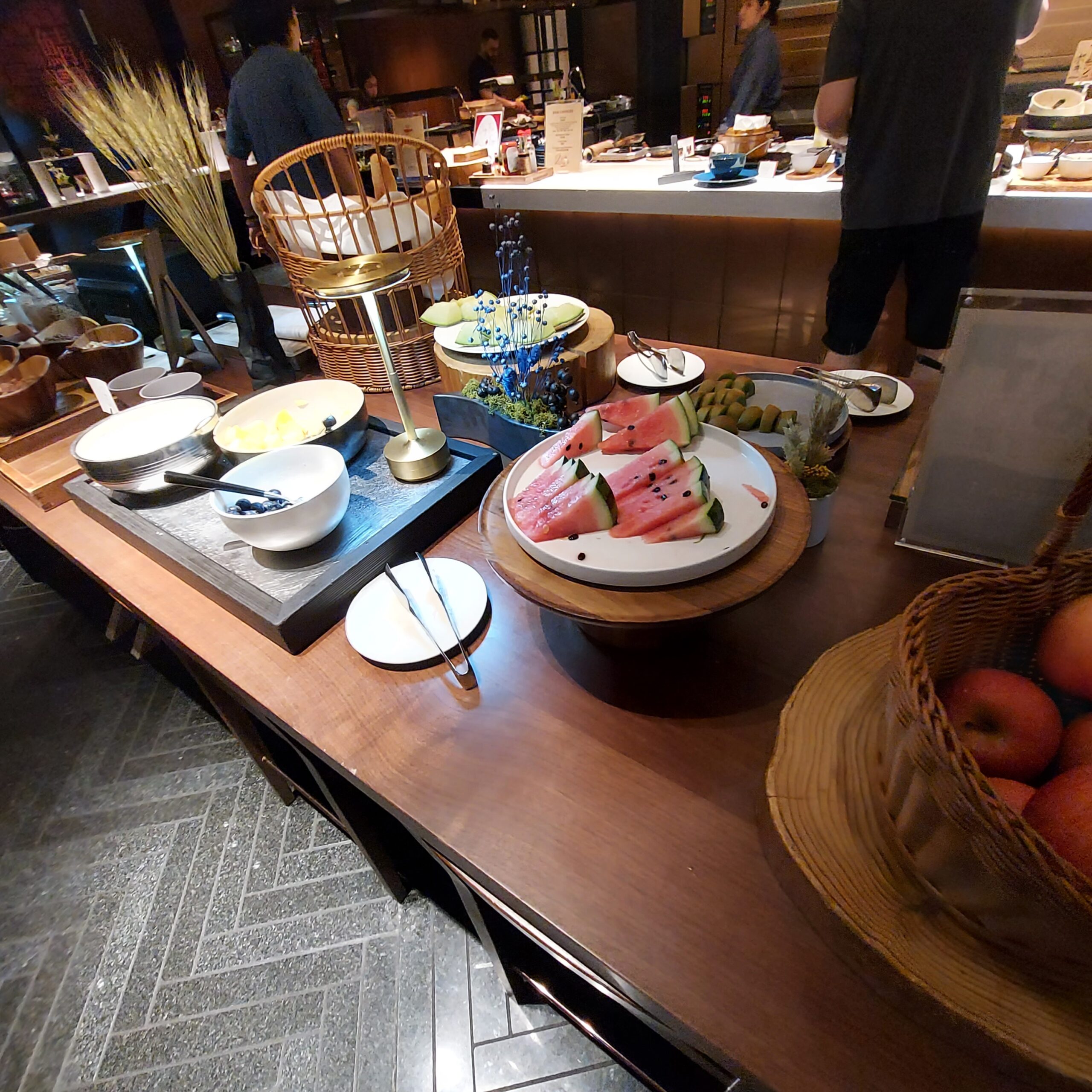 テーブルの上にあるいろんな食べ物