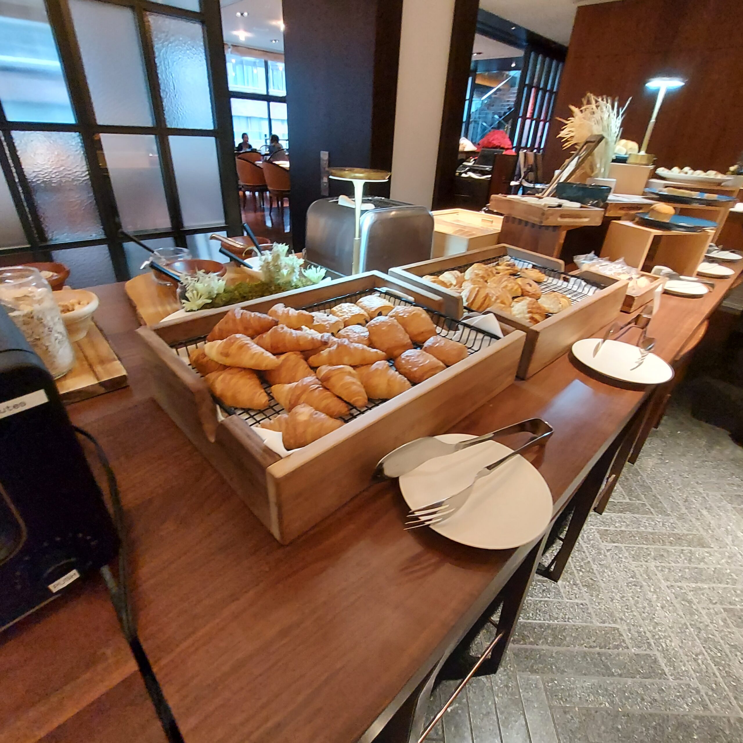 テーブルの上にあるいろんな食べ物