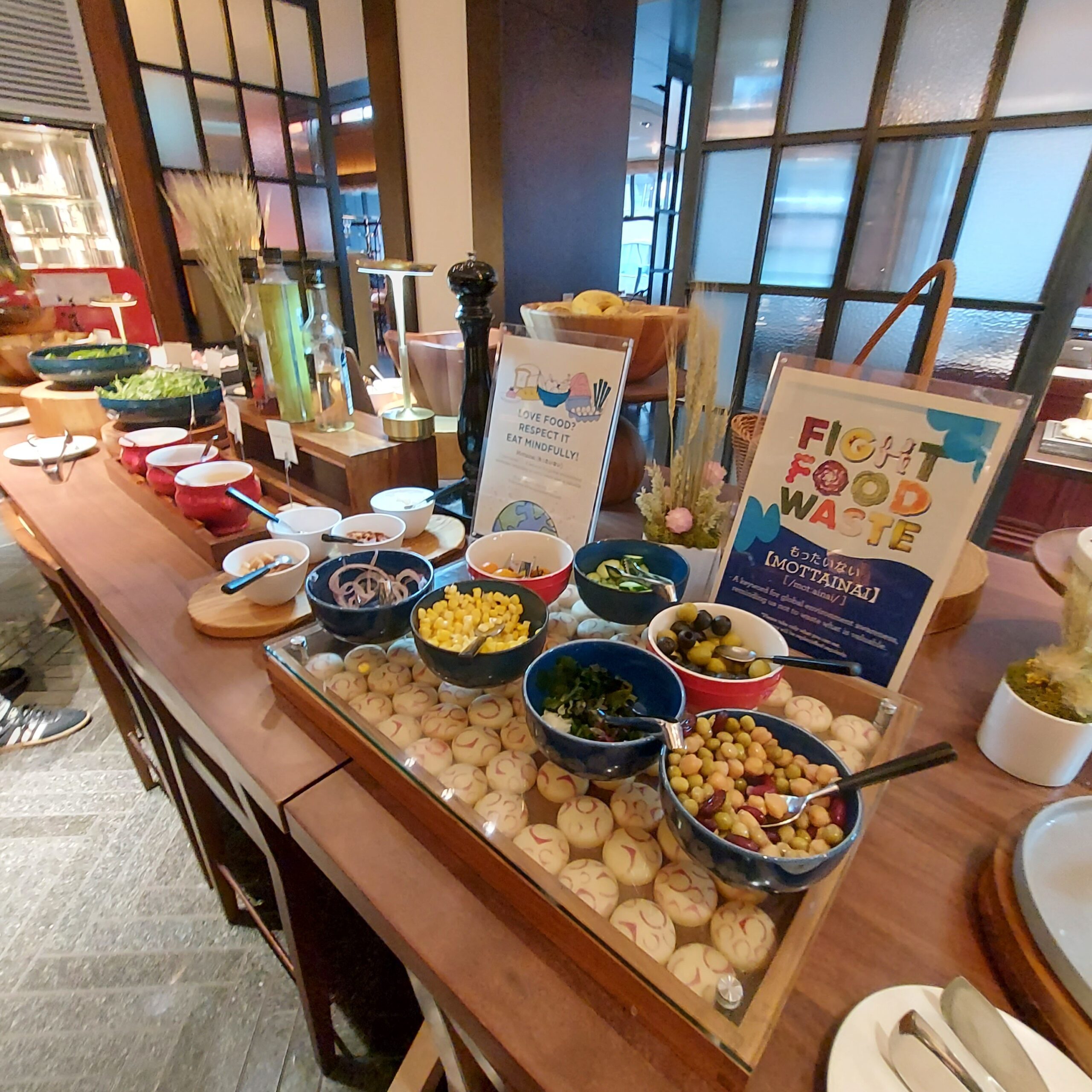 テーブルの上にあるいろんな食べ物