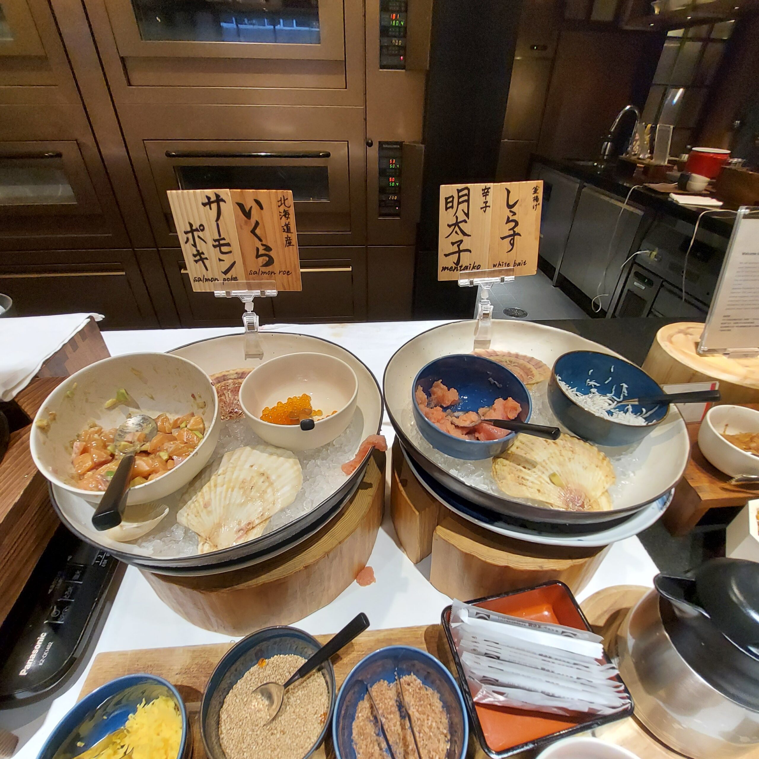 テーブルに置いている様々な種類のケーキ