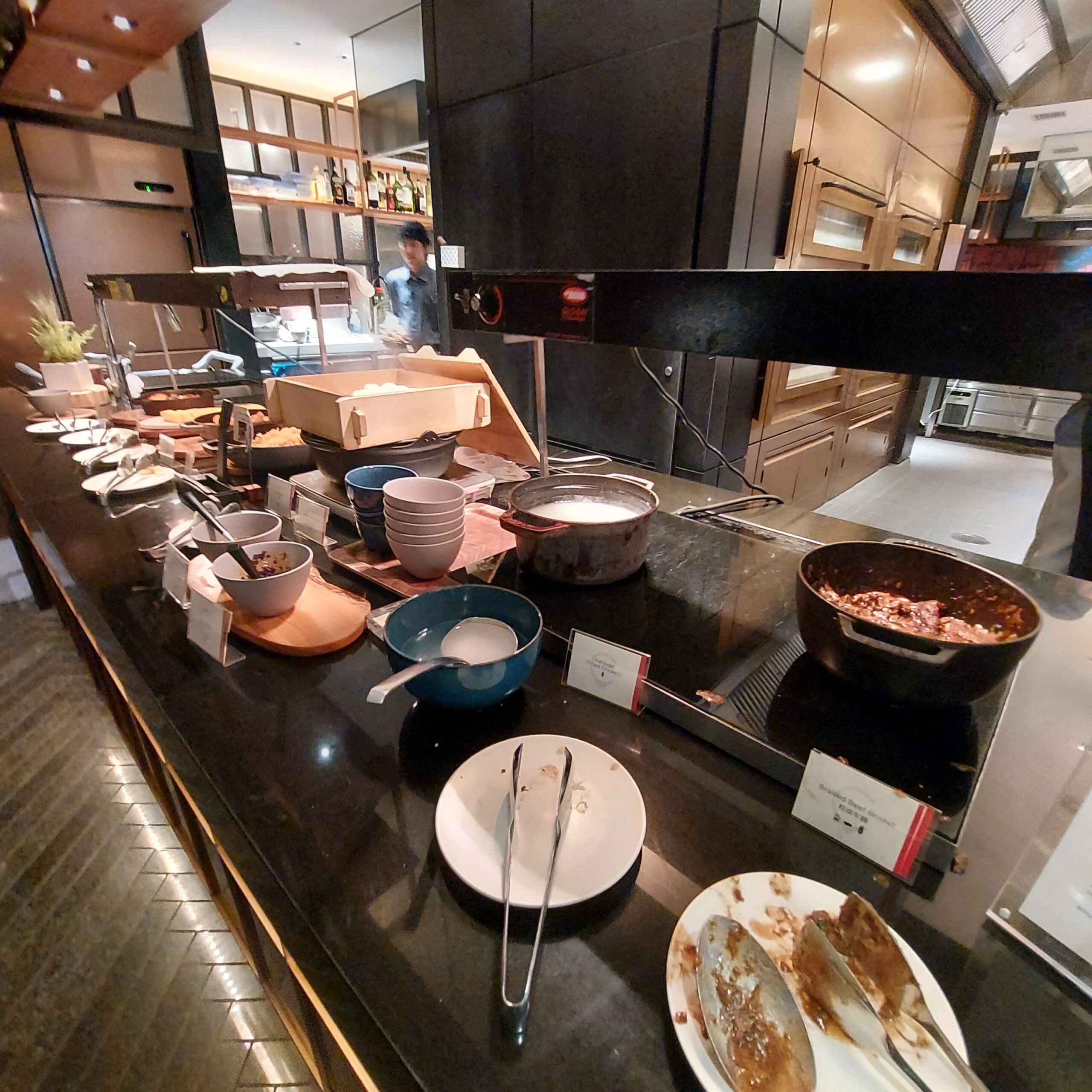 カウンターに置いている様々な料理