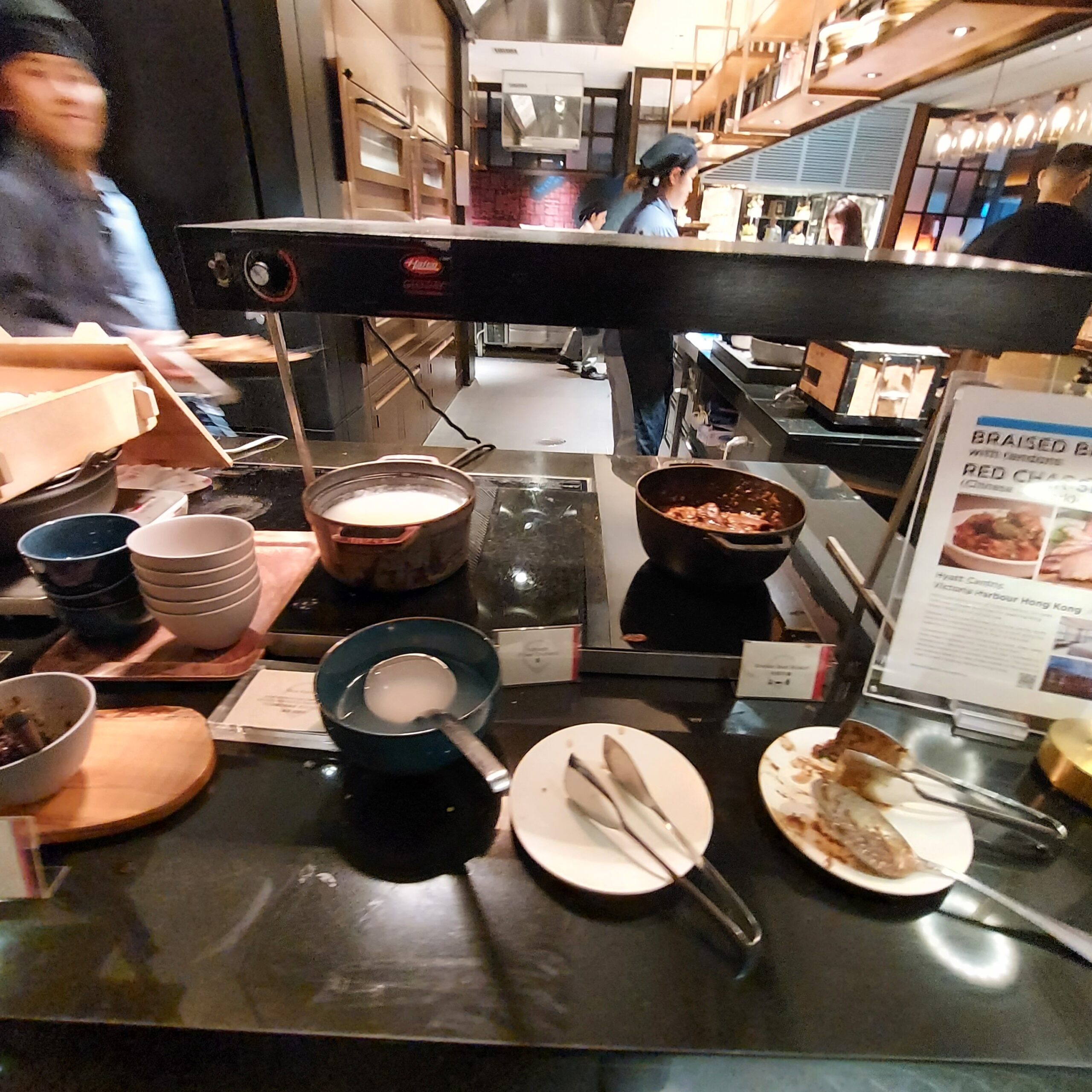 レストランのカウンターで料理をしている男性