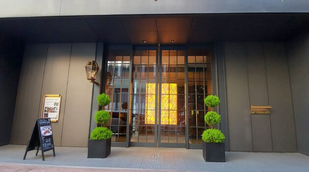 店の看板と店の入り口