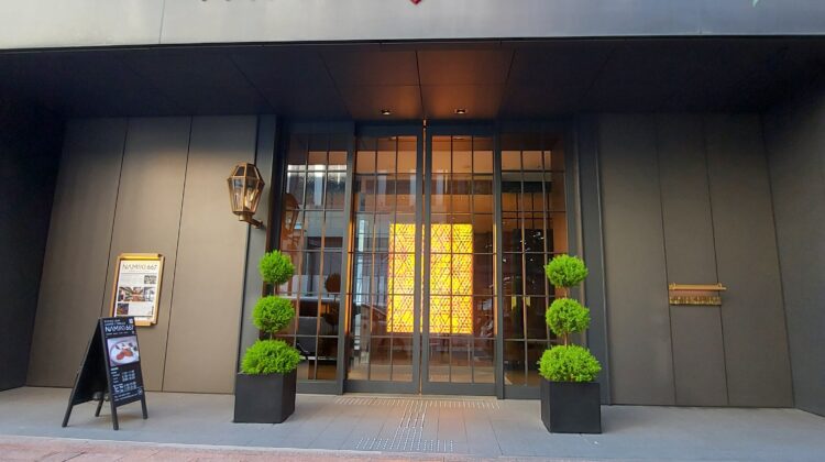店の看板と店の入り口