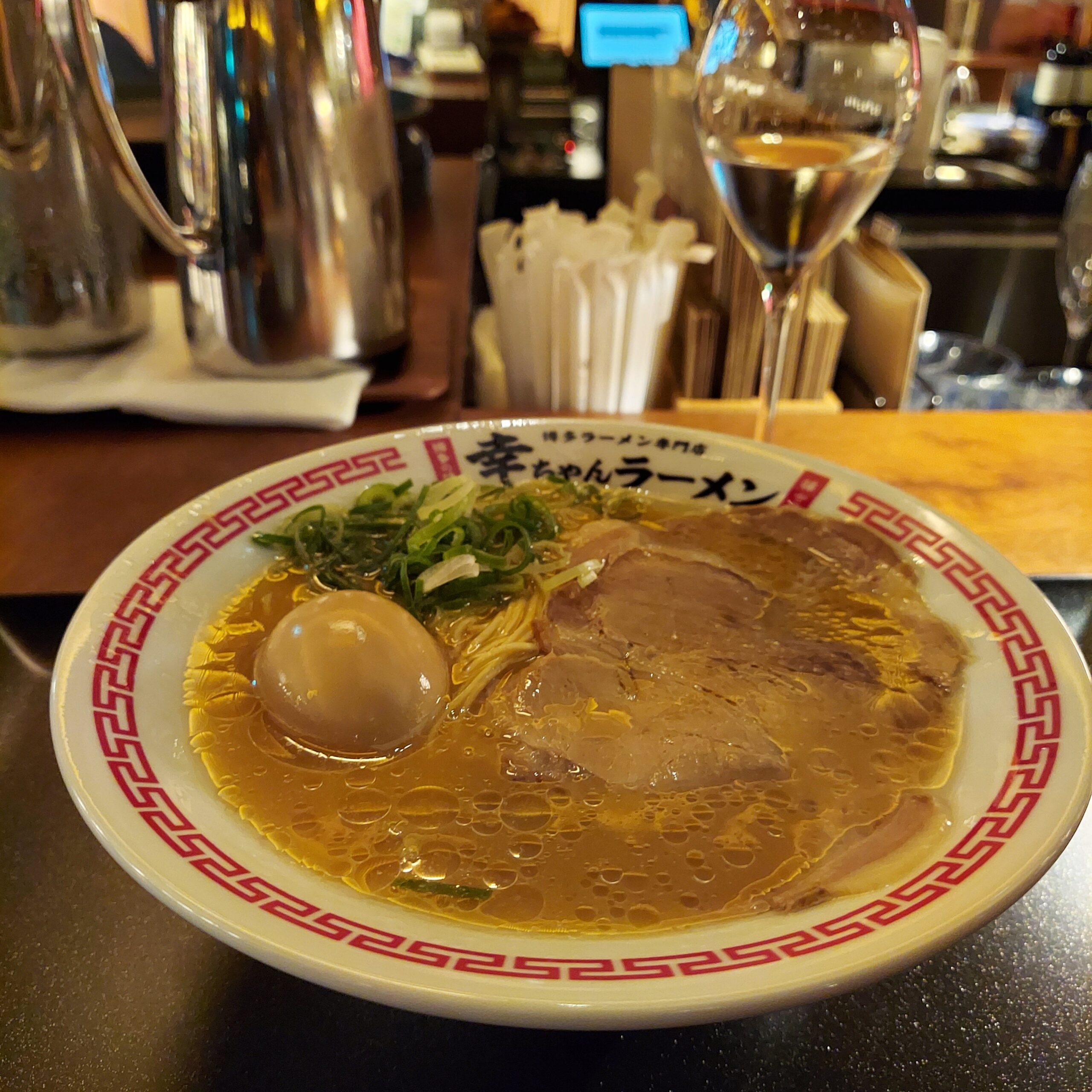 皿の上の食べ物とワイングラス