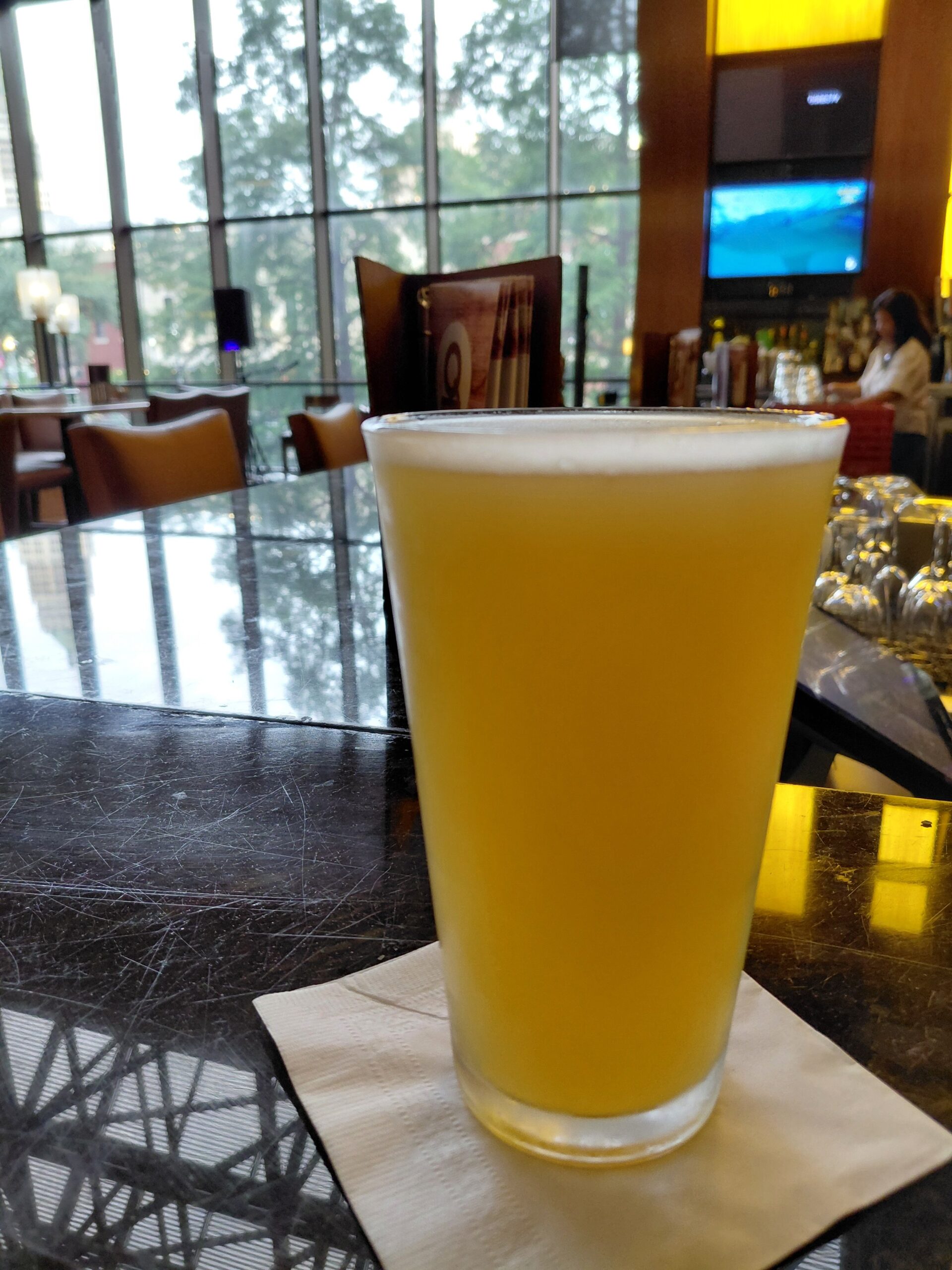 テーブルの上にあるビール