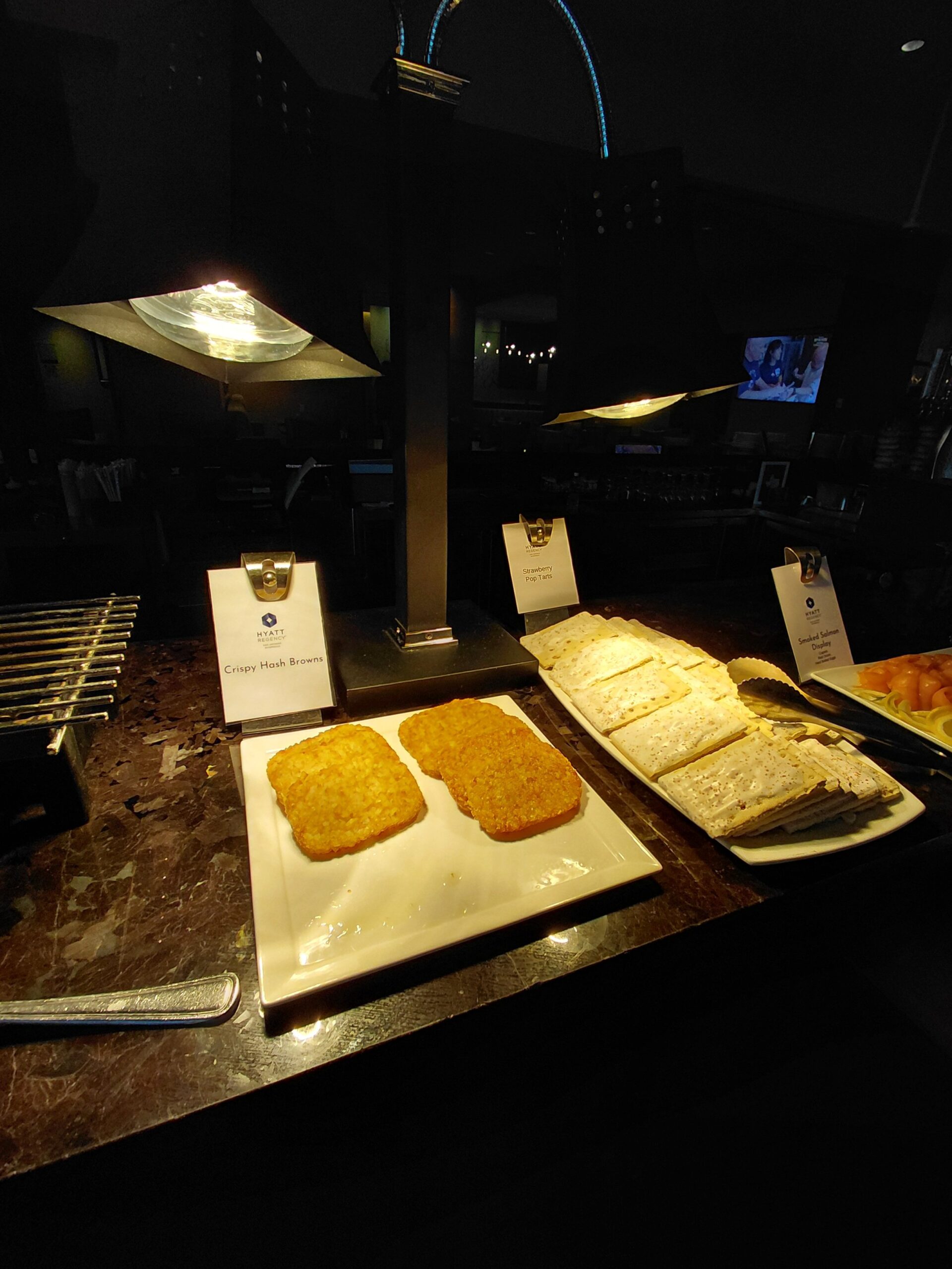 テーブルに置いている様々な種類のケーキ