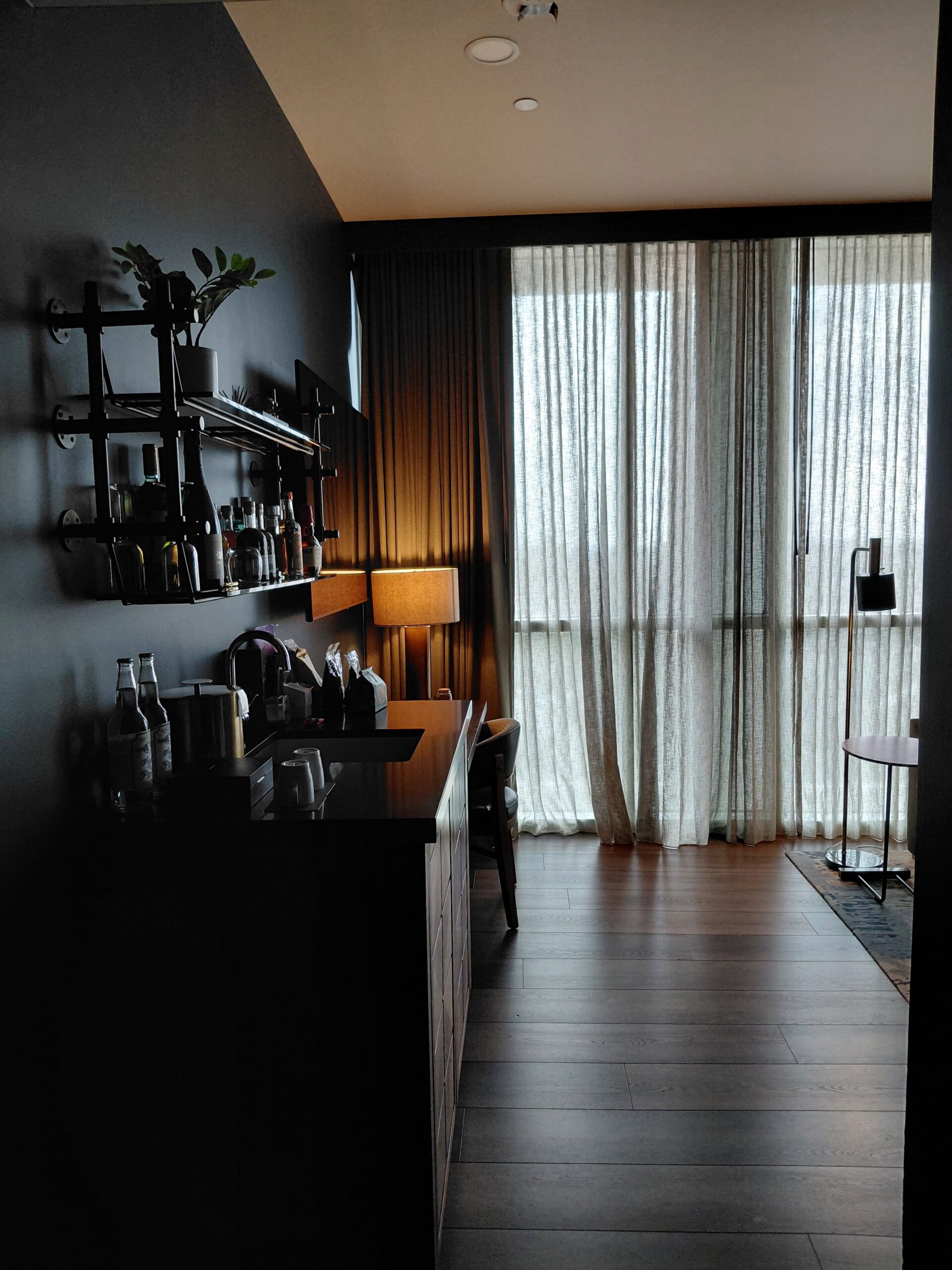 窓のカーテンがある部屋